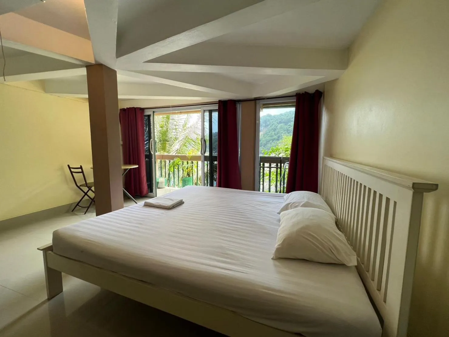 Bed in Hin Wong Apartments Dive & Snorkel Resort