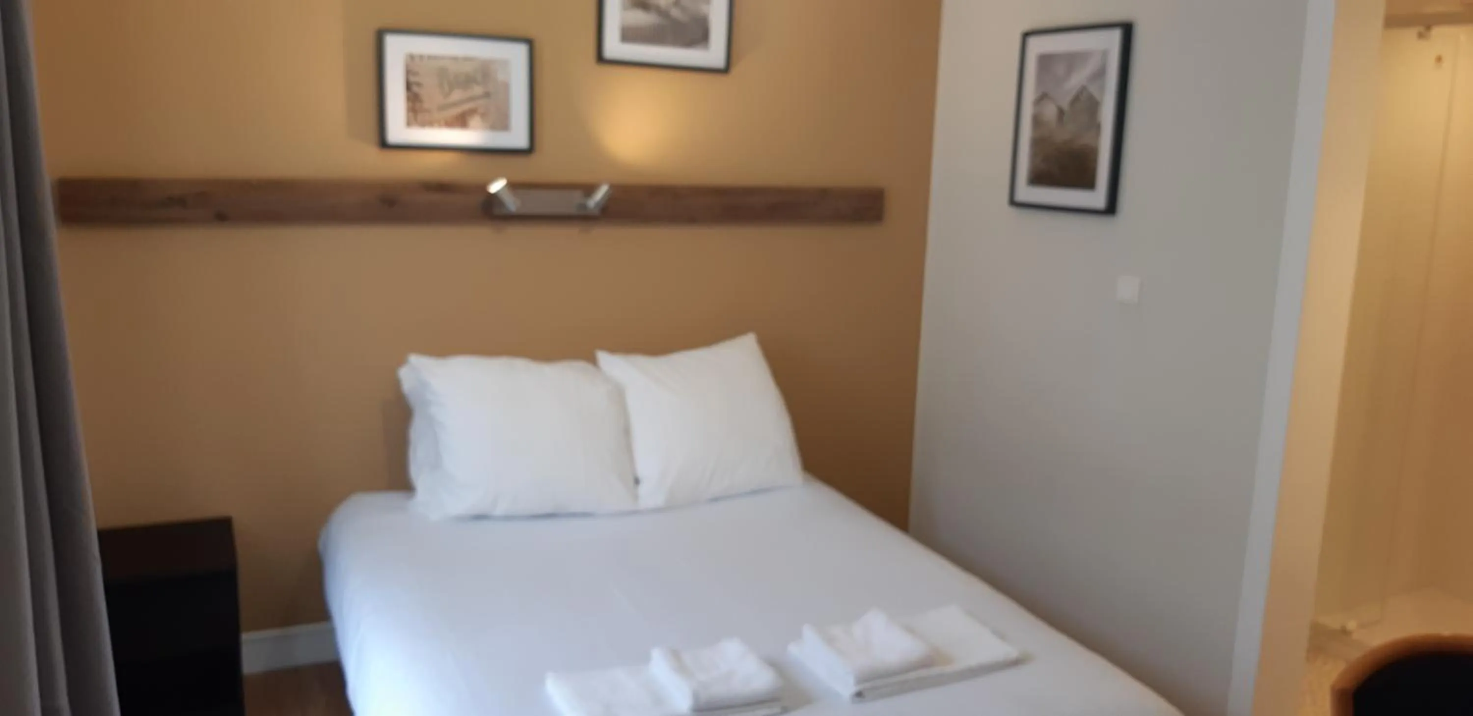 Bed in Hôtel Au Grand Duquesne