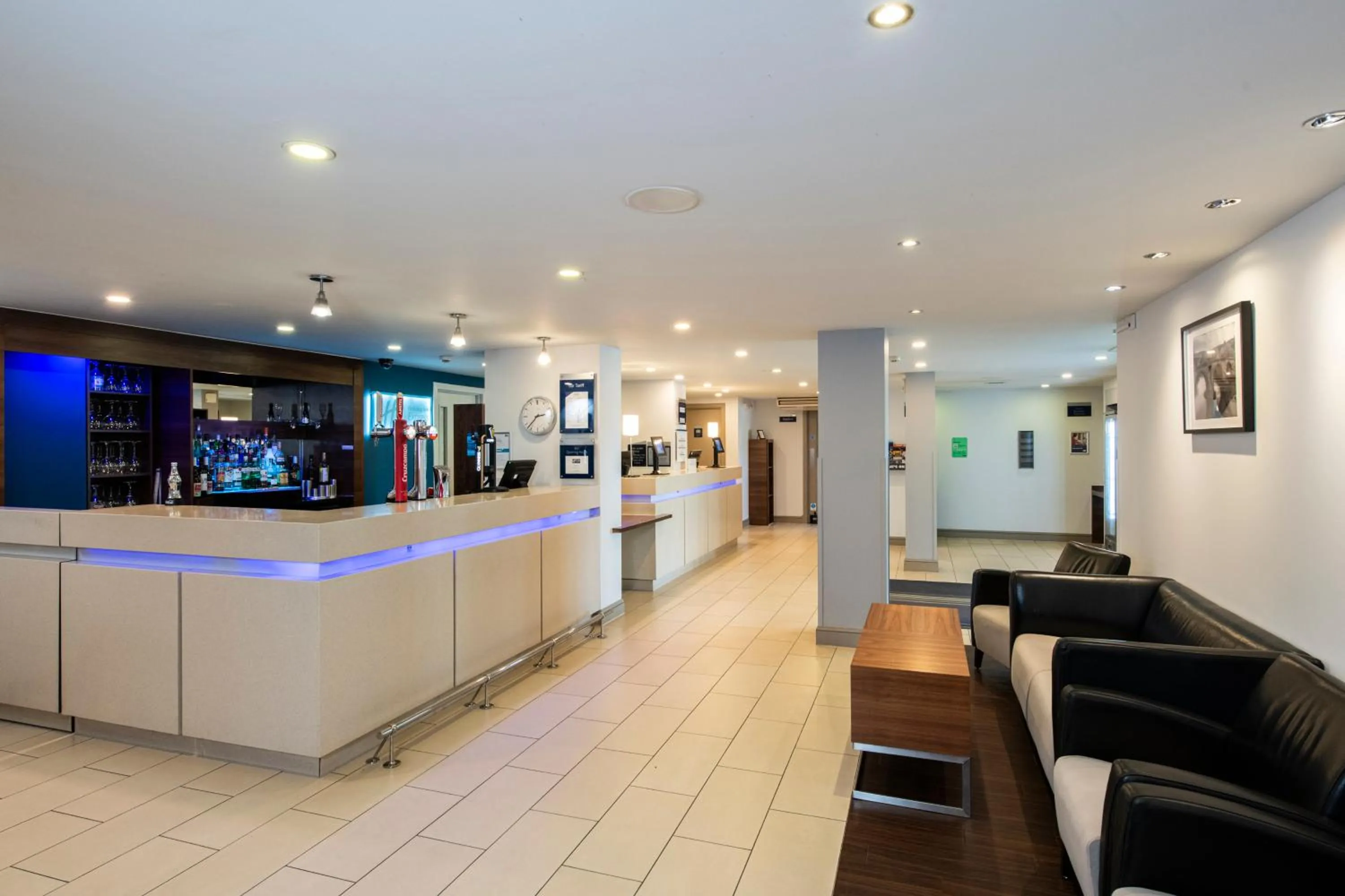 Lounge or bar in Holiday Inn Express Stirling by IHG