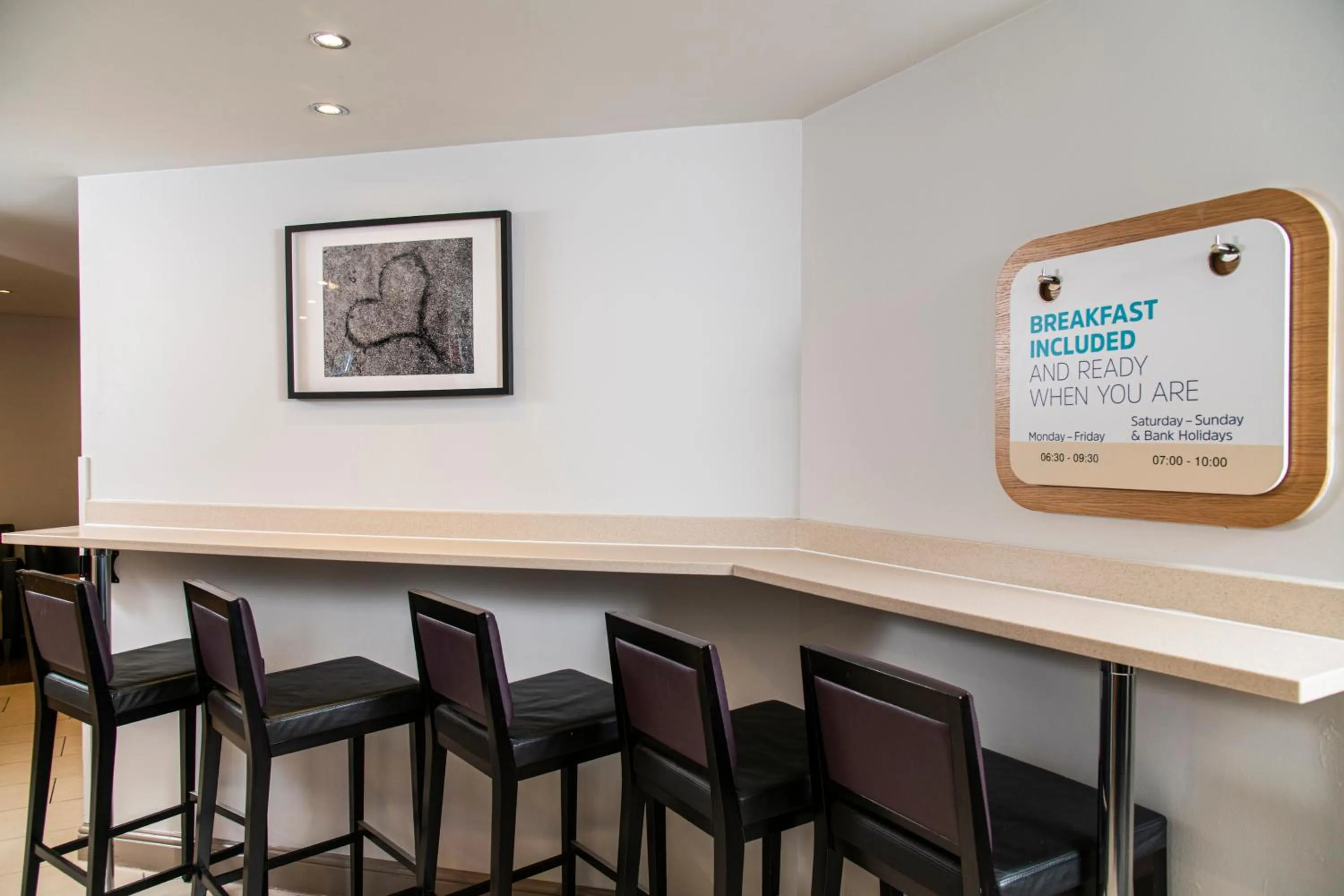 Lounge or bar in Holiday Inn Express Stirling by IHG