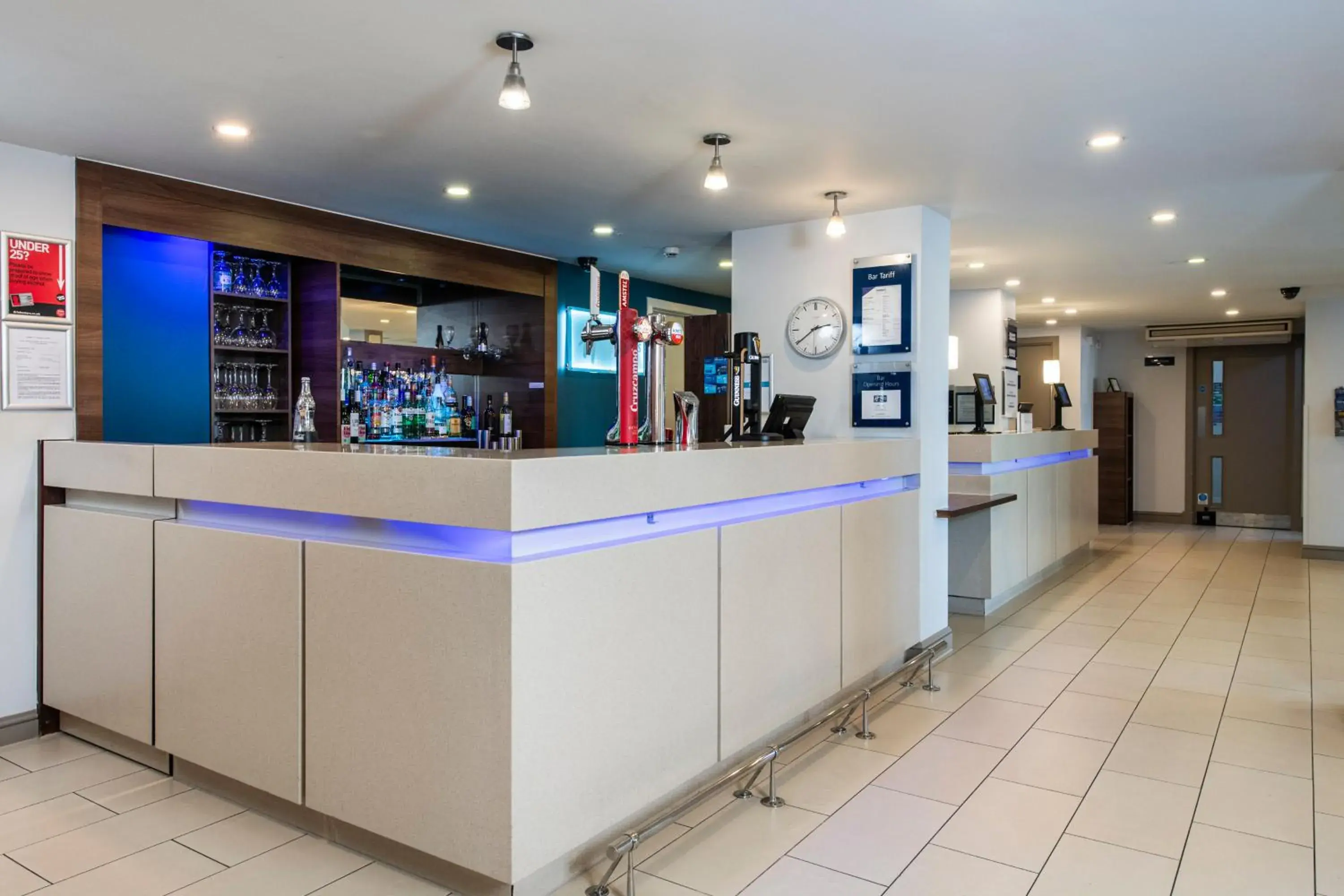 Lounge or bar in Holiday Inn Express Stirling by IHG Lounge or bar in Holiday Inn Express Stirling by IHG