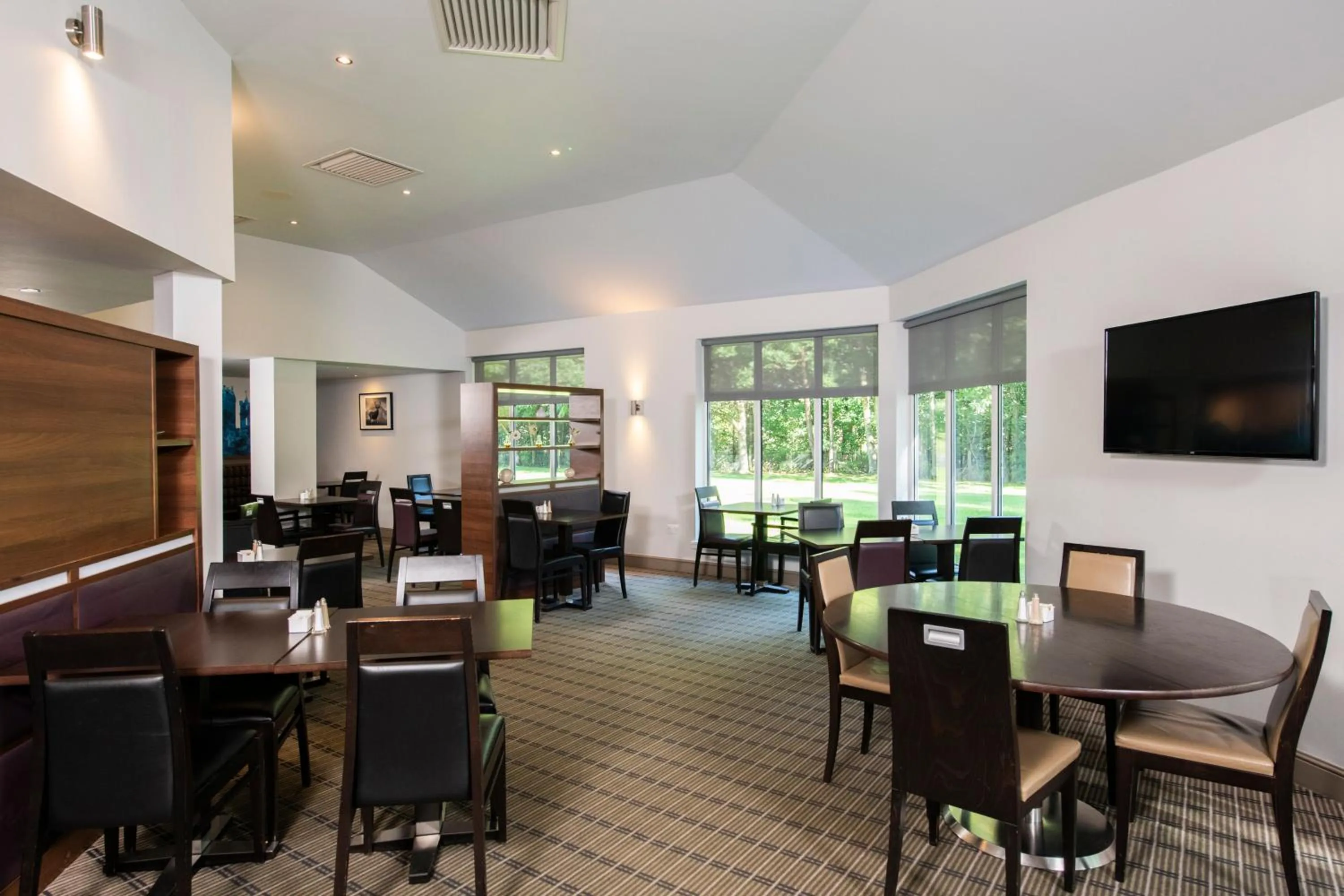 Lounge or bar in Holiday Inn Express Stirling by IHG