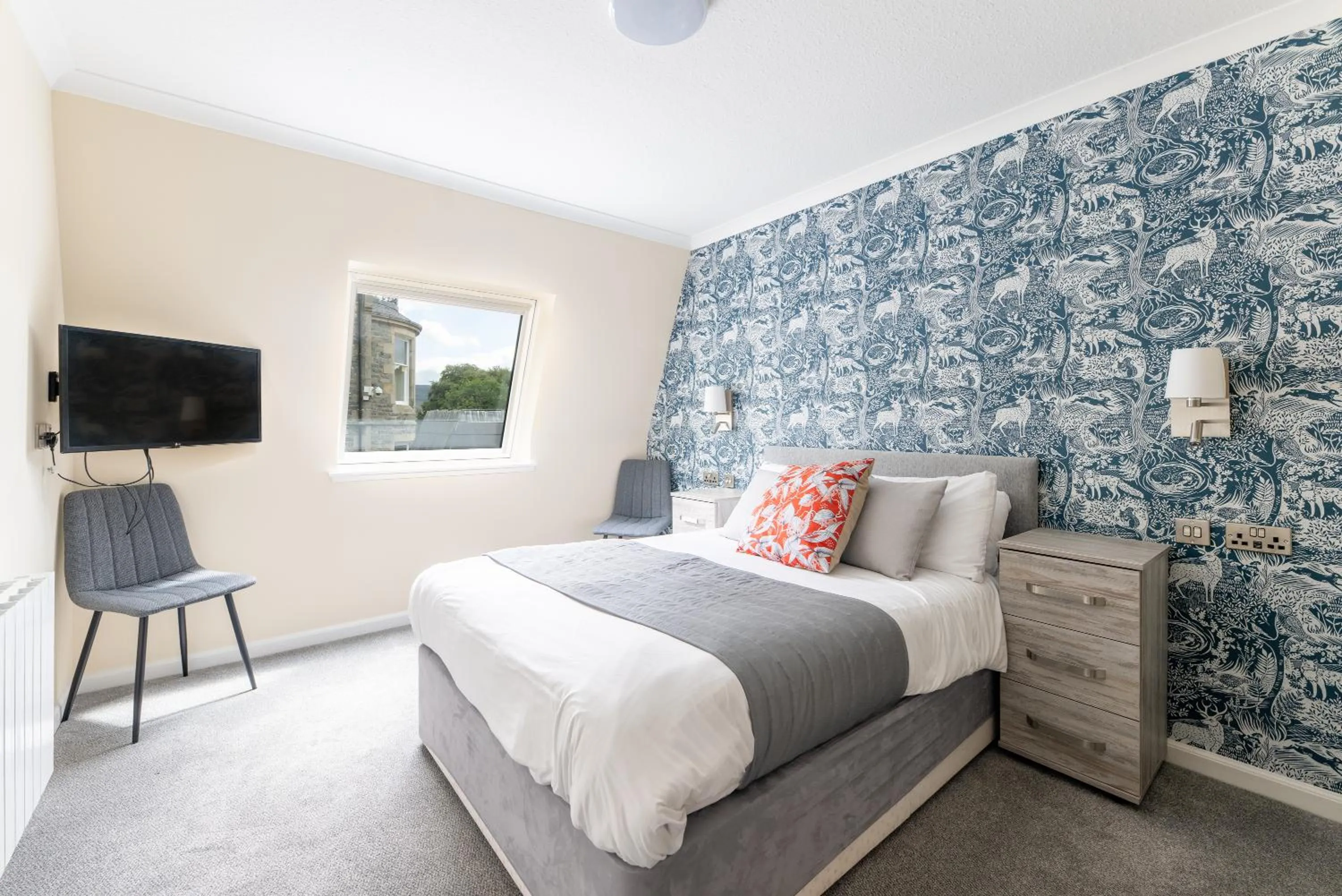 Bedroom, Bed in Loch Ness Drumnadrochit Hotel