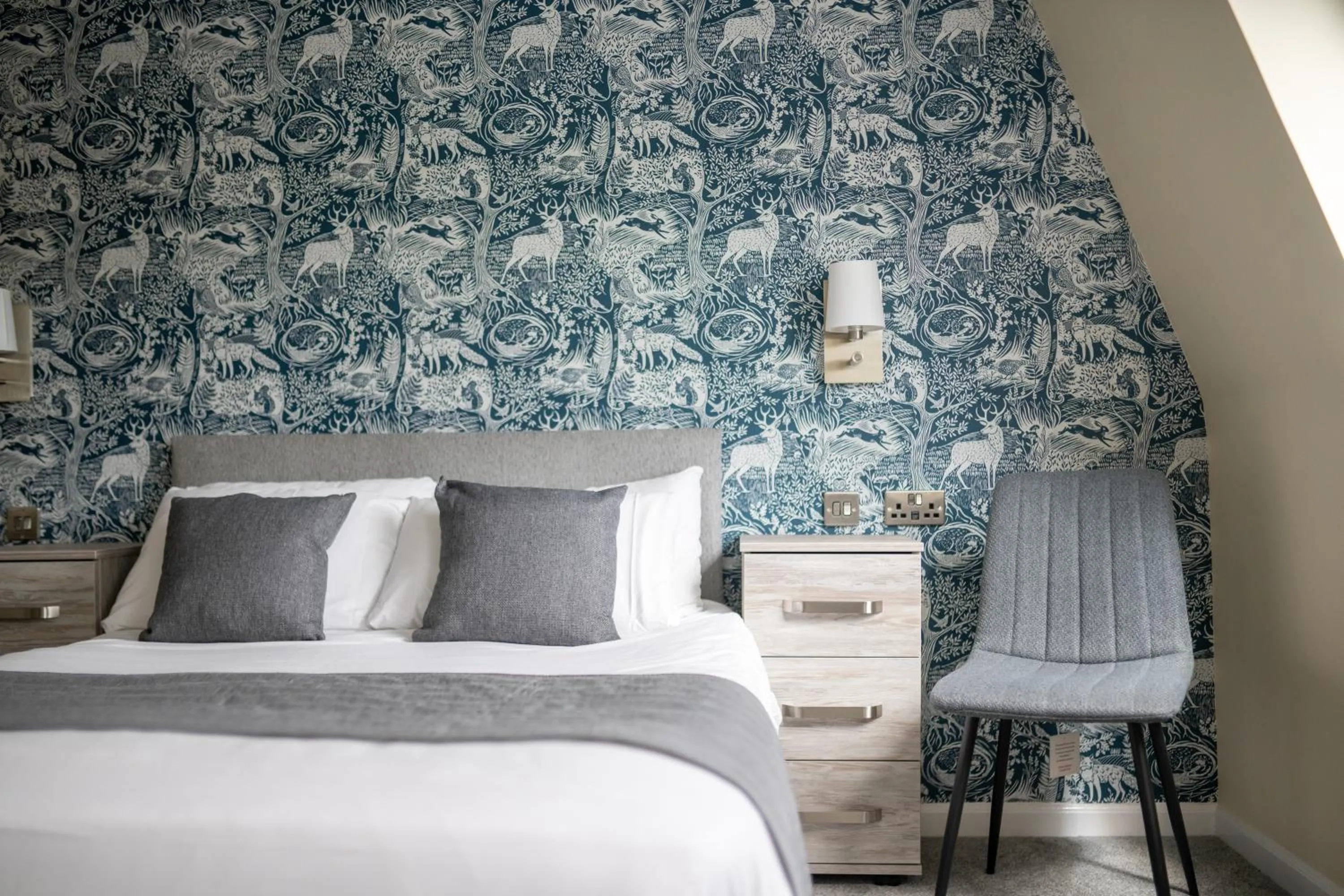 Bedroom, Bed in Loch Ness Drumnadrochit Hotel