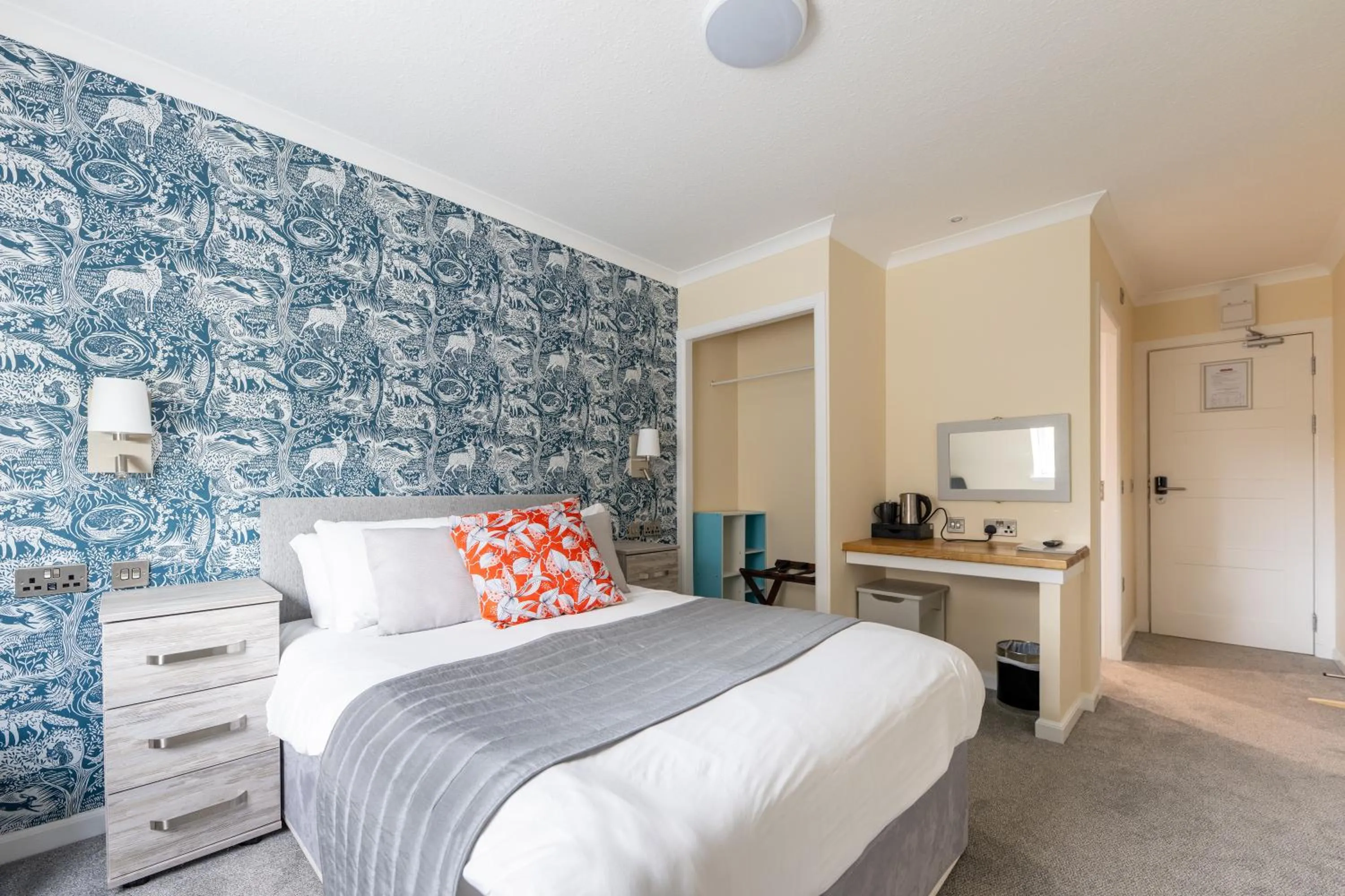 Bedroom, Bed in Loch Ness Drumnadrochit Hotel