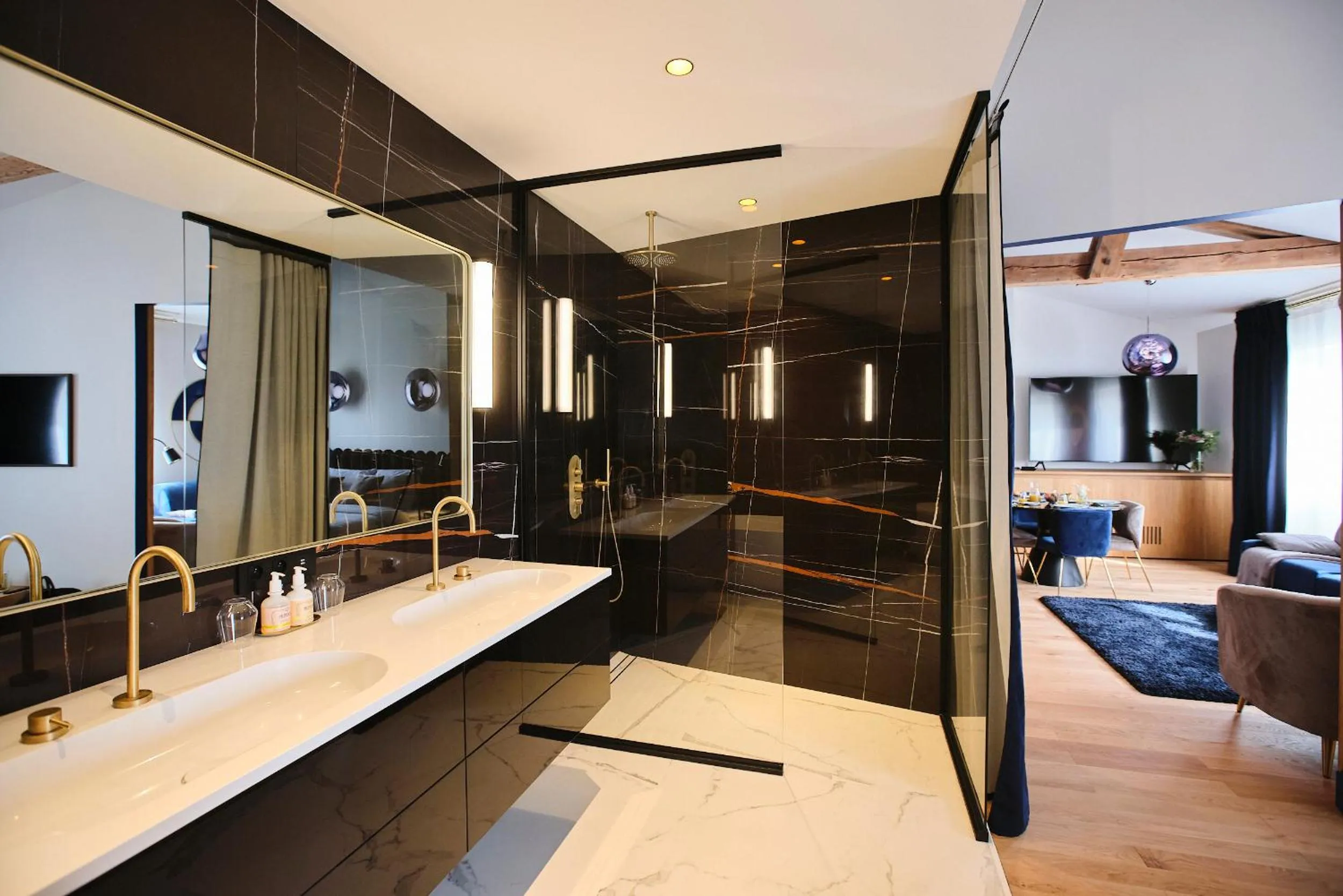 Shower in Maison Heym Bordeaux