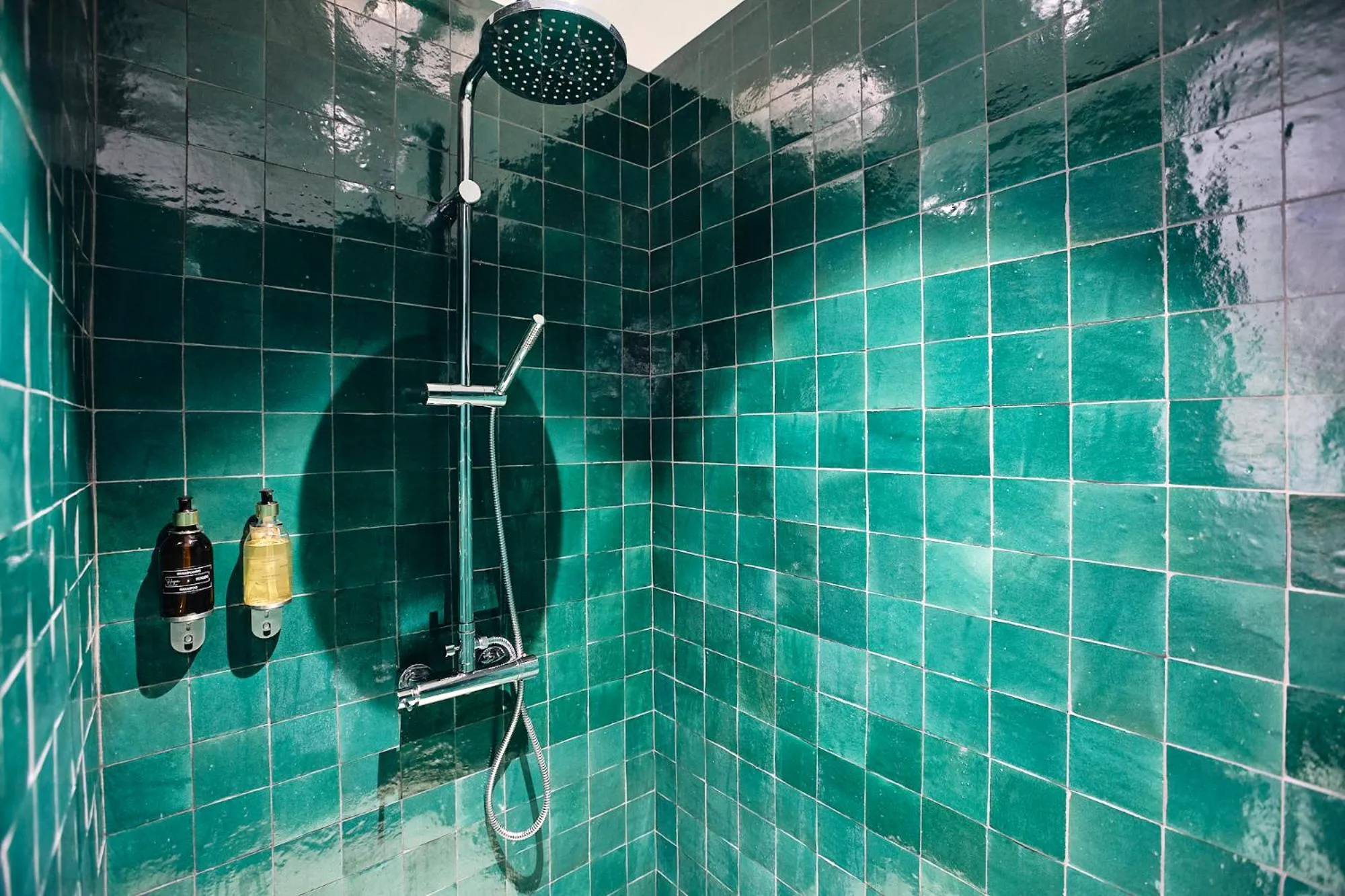 Shower in Maison Heym Bordeaux