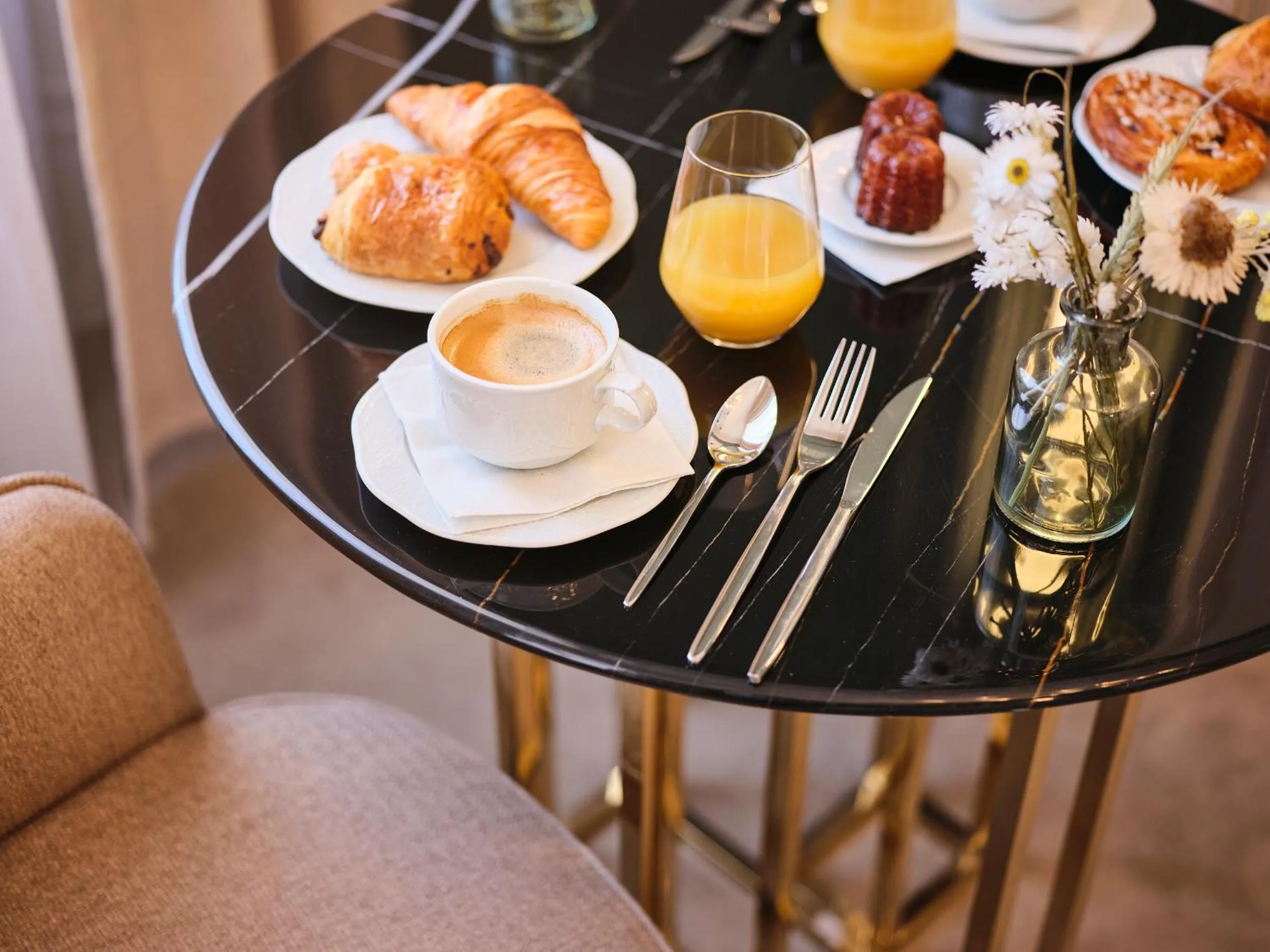 Food and drinks in Maison Heym Bordeaux