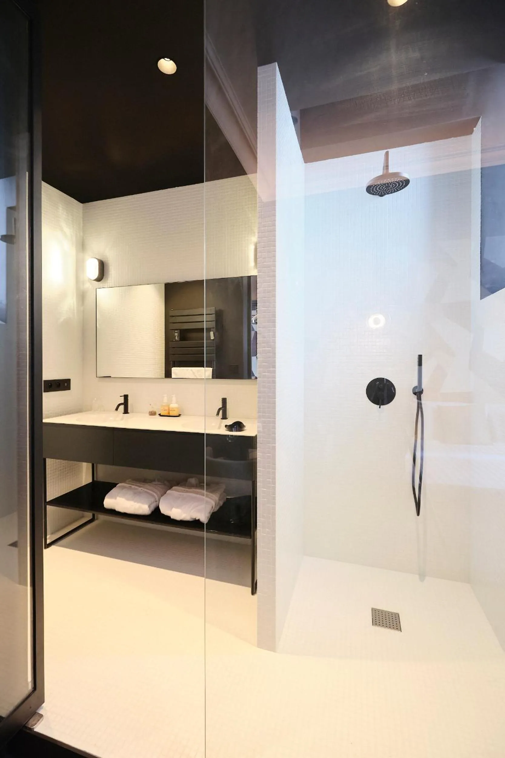 Shower in Maison Heym Bordeaux