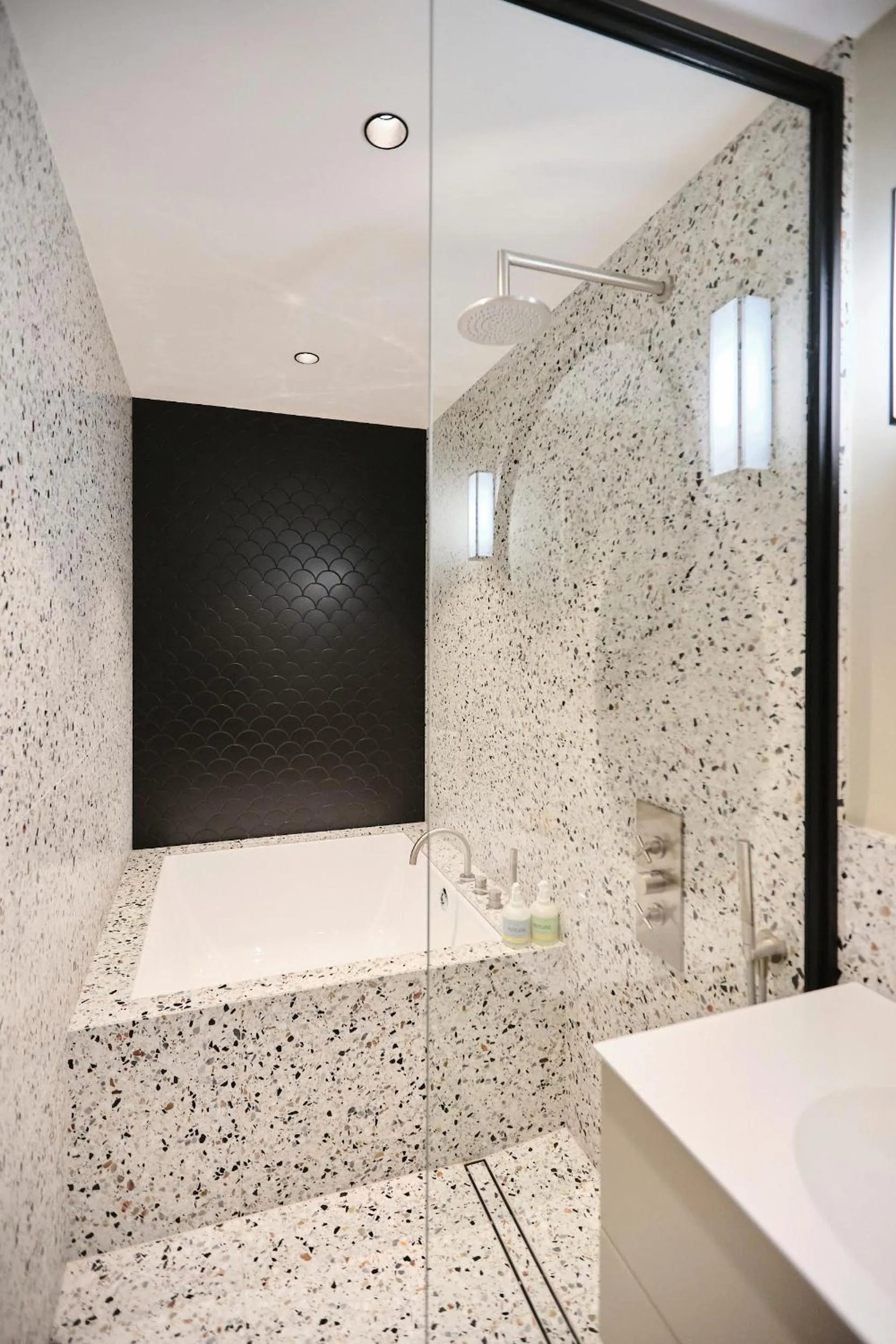 Shower in Maison Heym Bordeaux