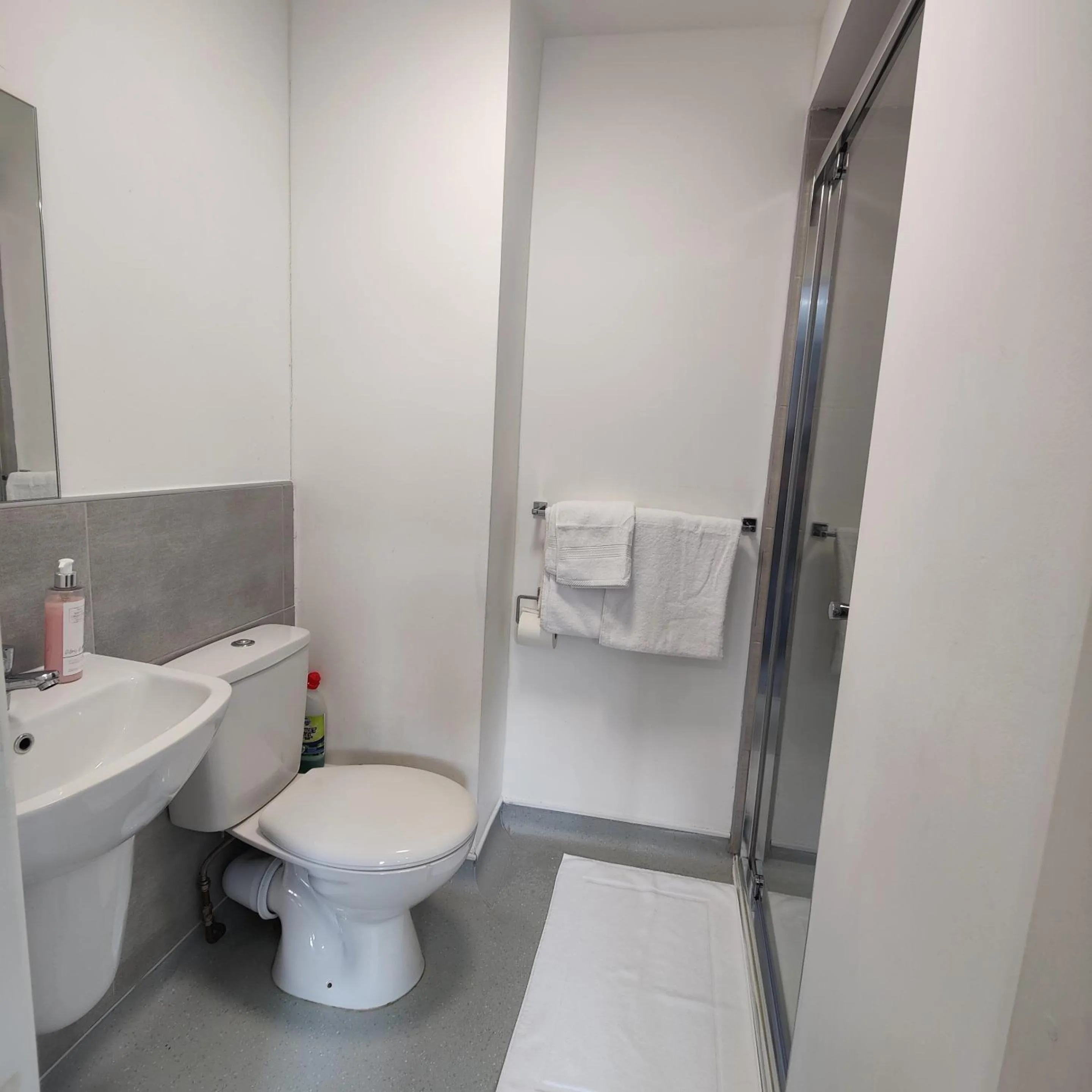 Bathroom in Liverpool Stays - Kempston Court