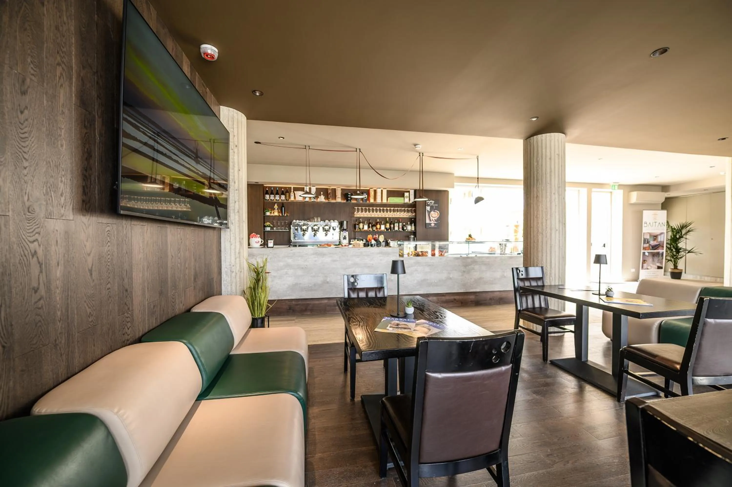 Restaurant/places to eat in Baitan Hotel