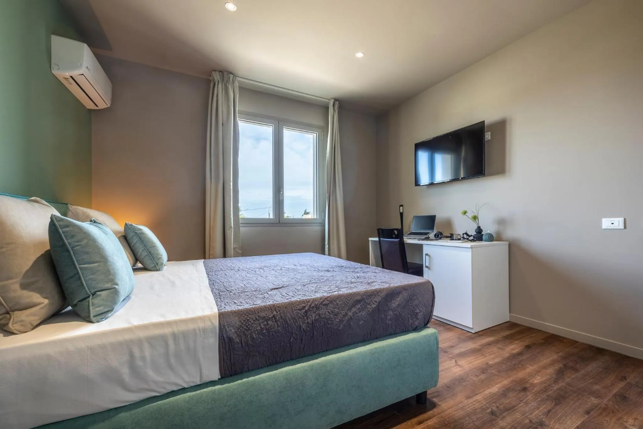 Communal lounge/ TV room, Bed in Baitan Hotel