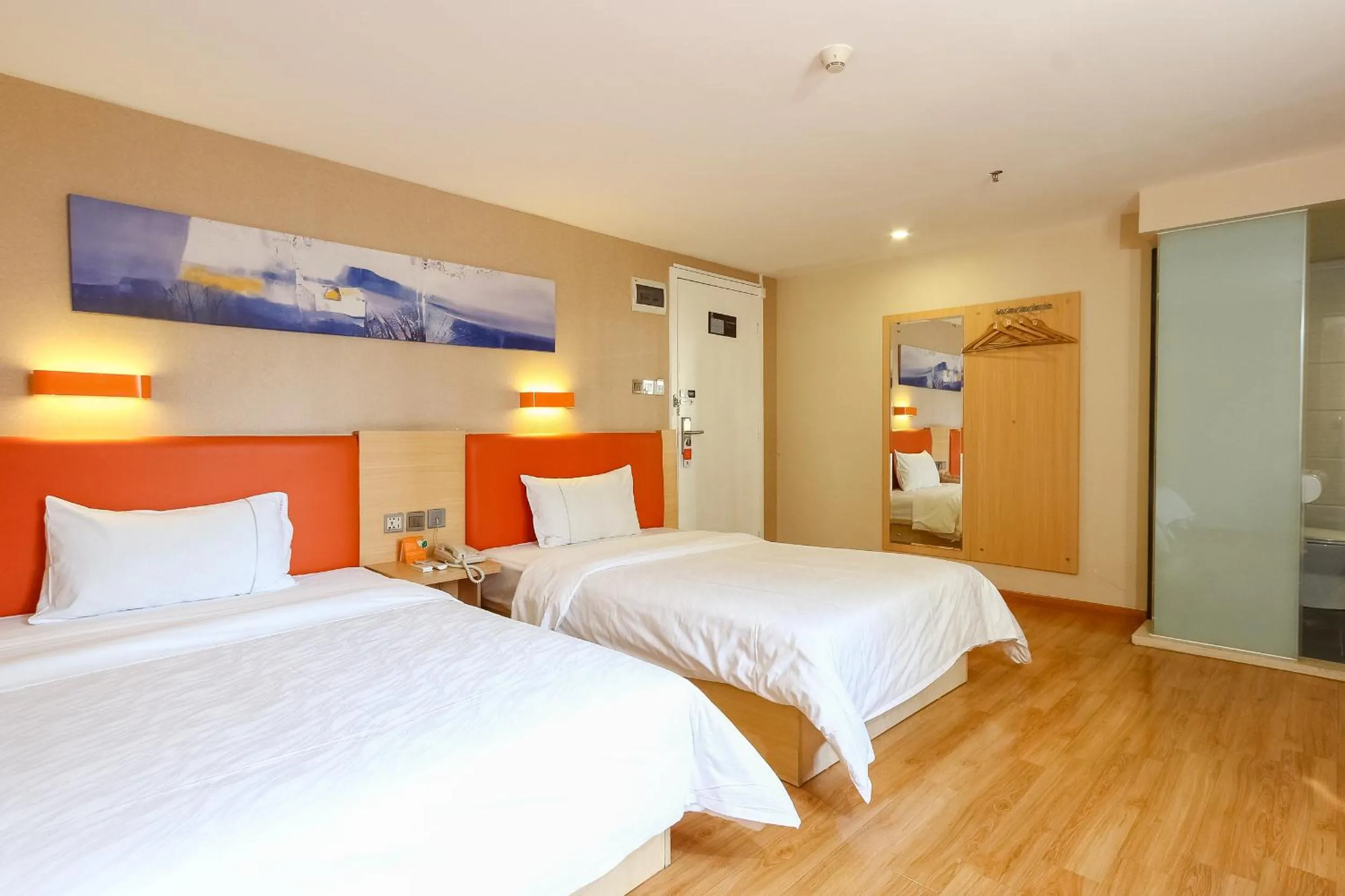 Photo of the whole room, Bed in 7Days Premium Guangzhou Tianhe Shipaiqiao