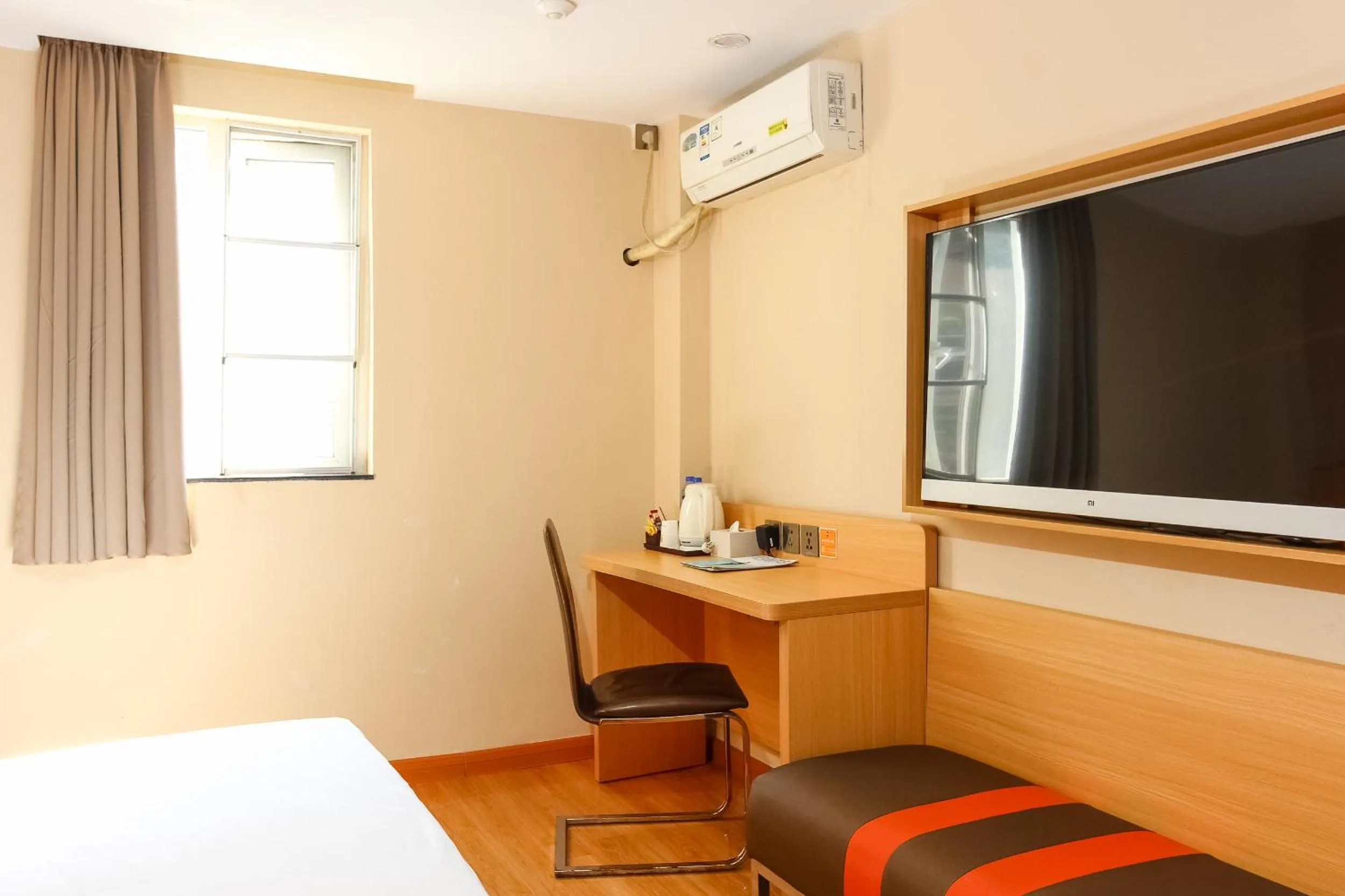 Decorative detail, Bed in 7Days Premium Guangzhou Tianhe Shipaiqiao