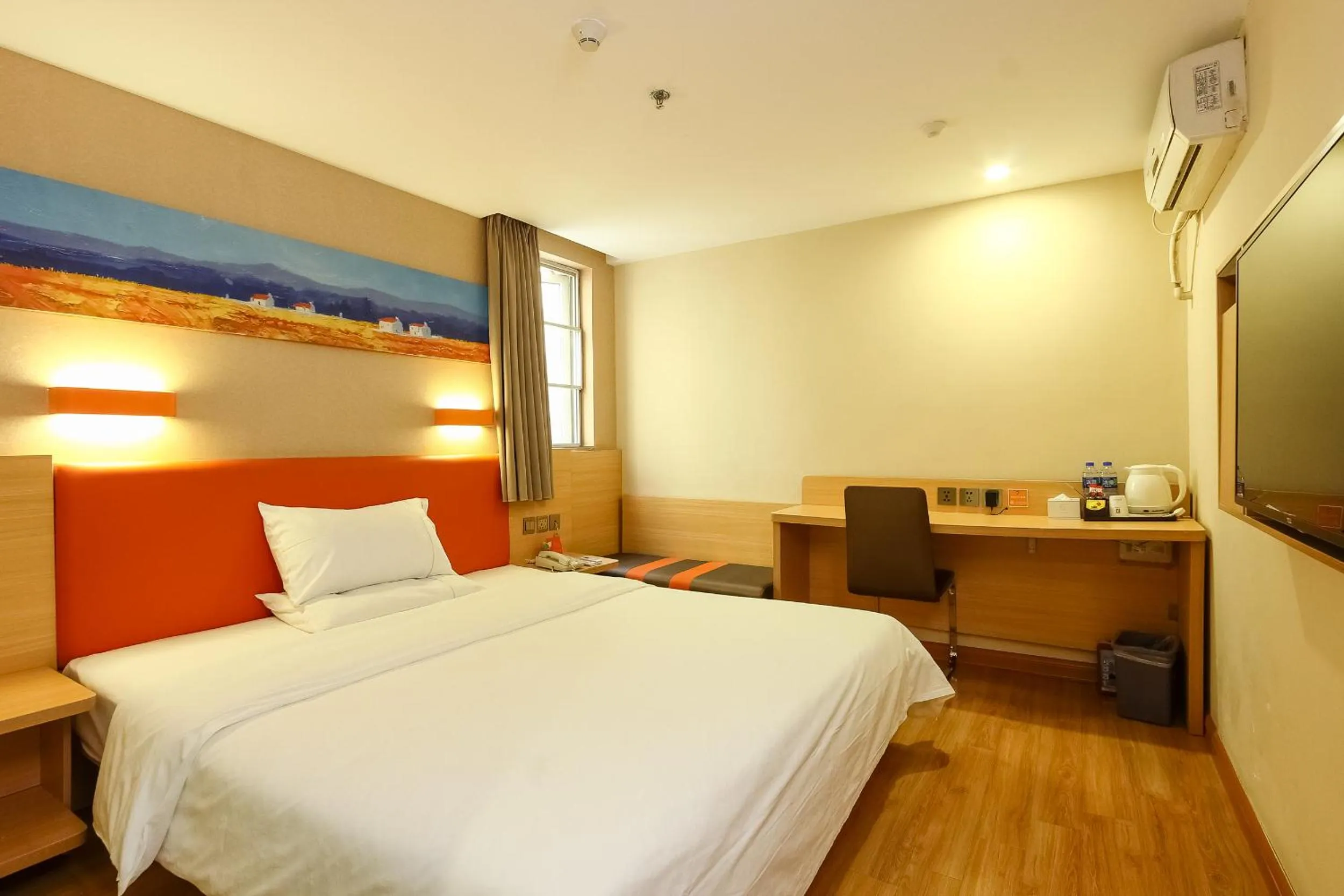 Photo of the whole room, Bed in 7Days Premium Guangzhou Tianhe Shipaiqiao