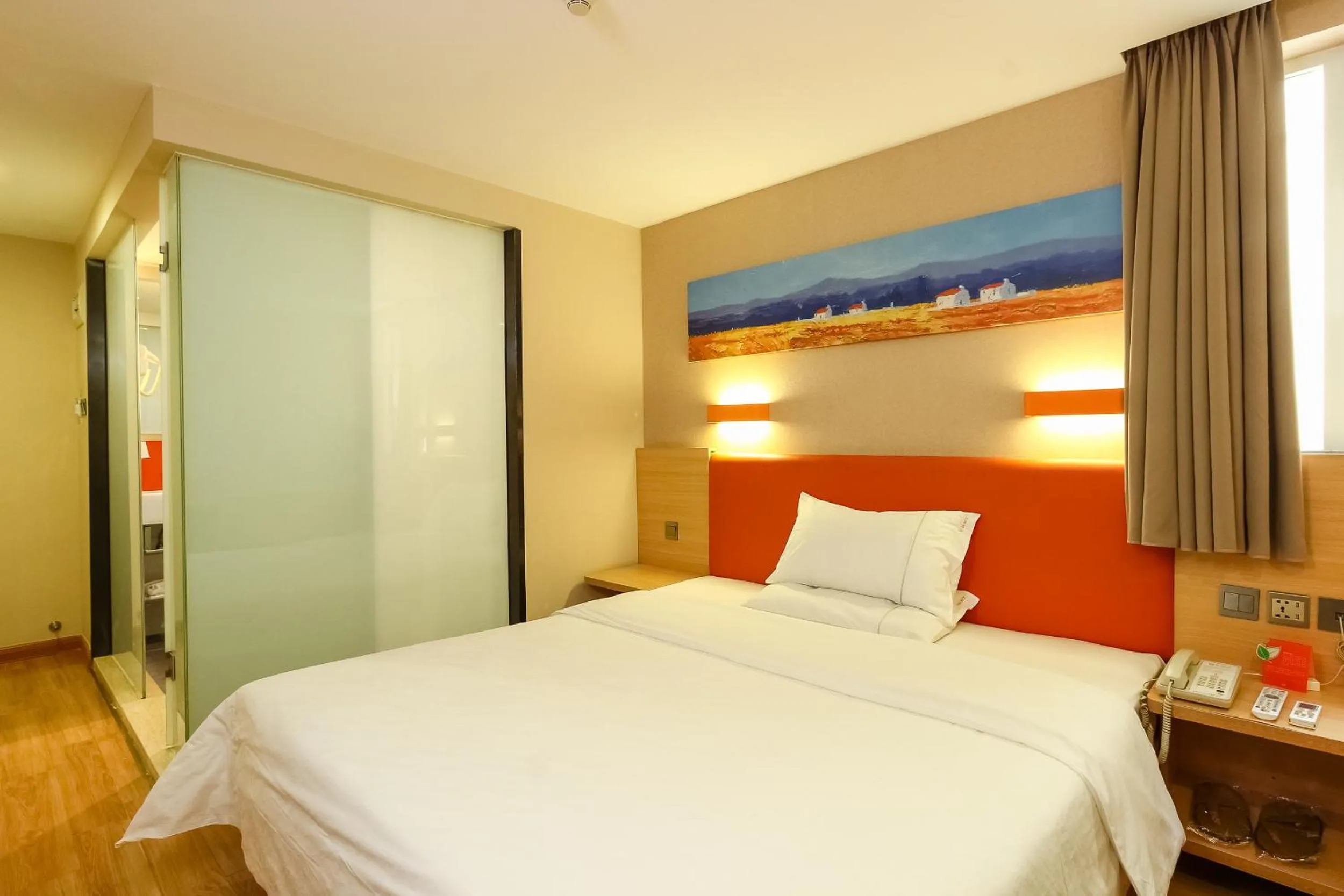 Photo of the whole room, Bed in 7Days Premium Guangzhou Tianhe Shipaiqiao