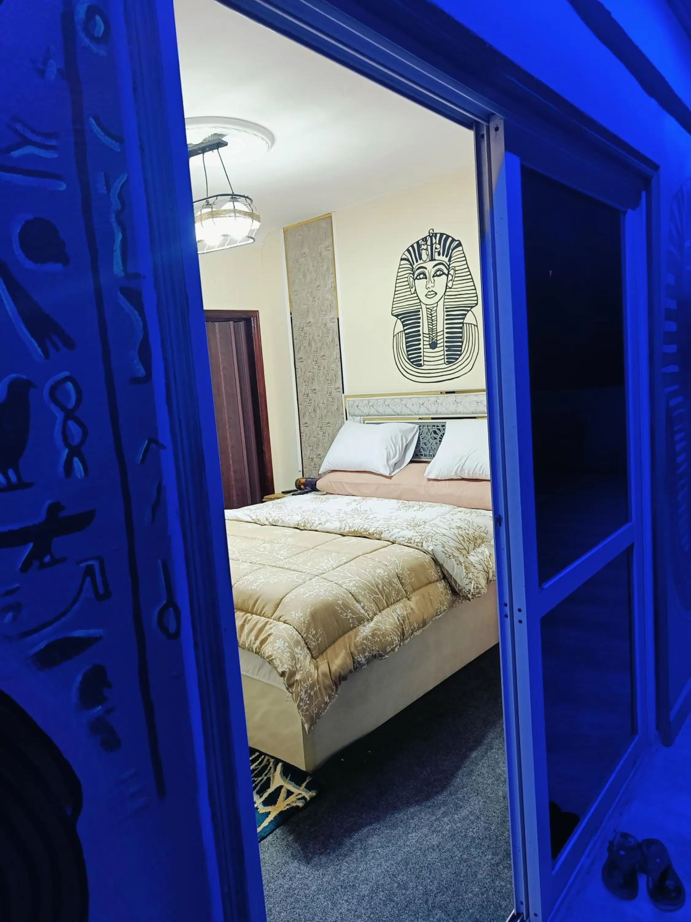 Bed in Sneferu Pyramids inn - Full Pyramids View