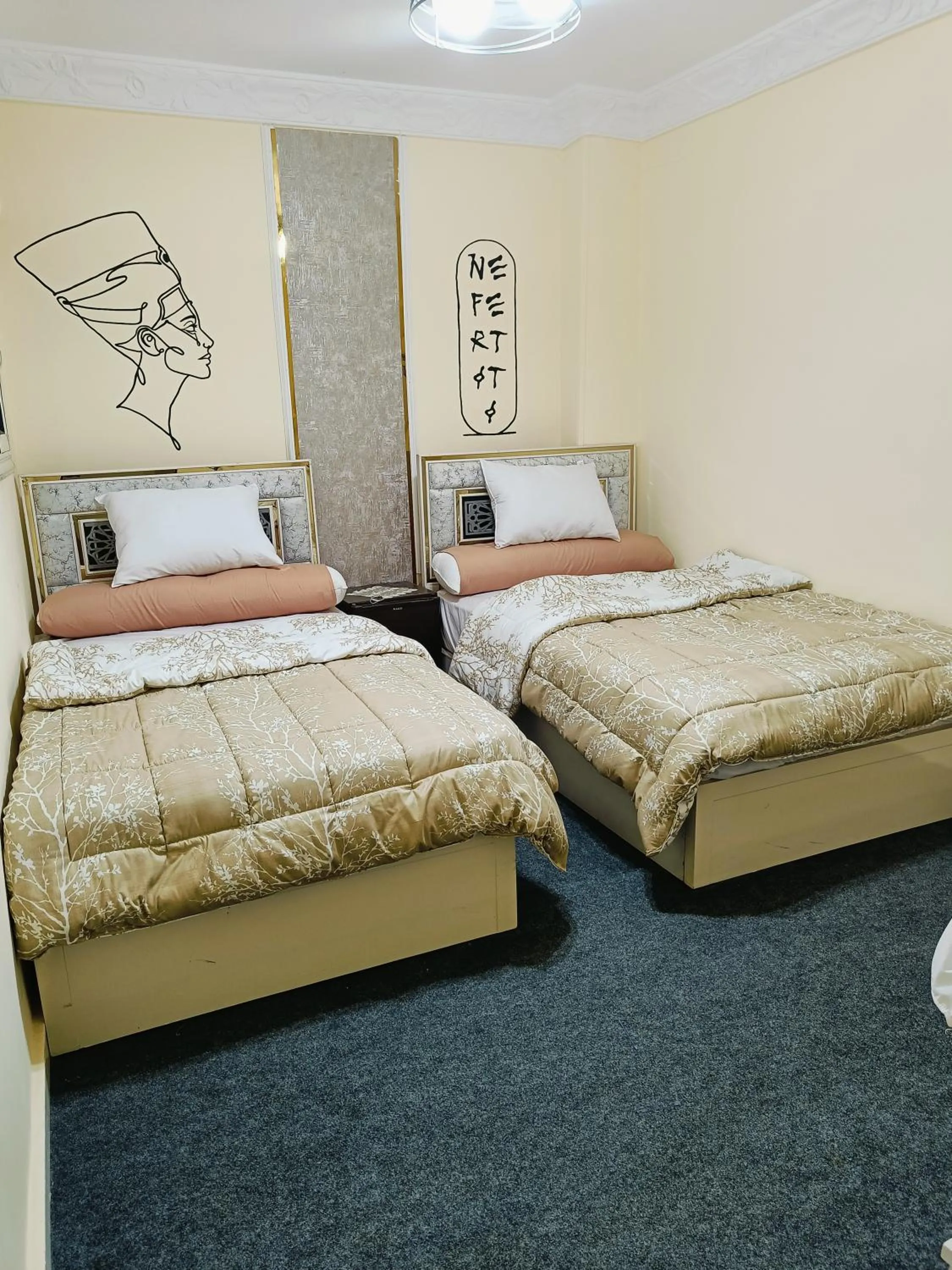 Bed in Sneferu Pyramids inn - Full Pyramids View