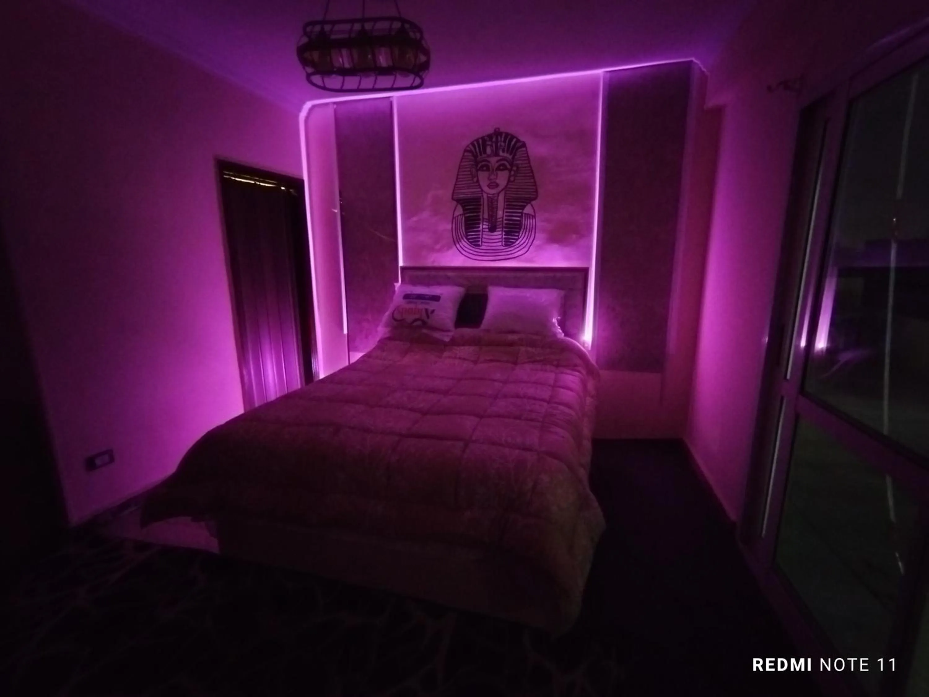 Bed in Sneferu Pyramids inn - Full Pyramids View