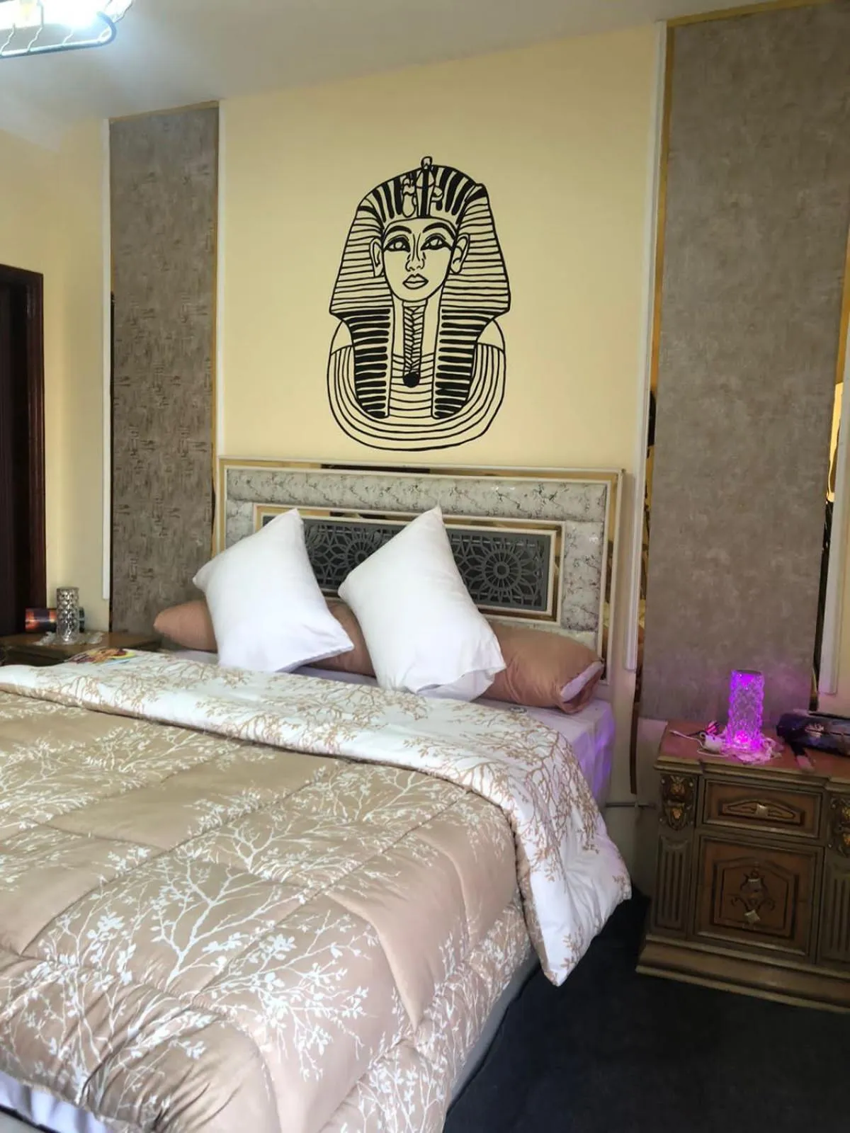 Bed in Sneferu Pyramids inn - Full Pyramids View