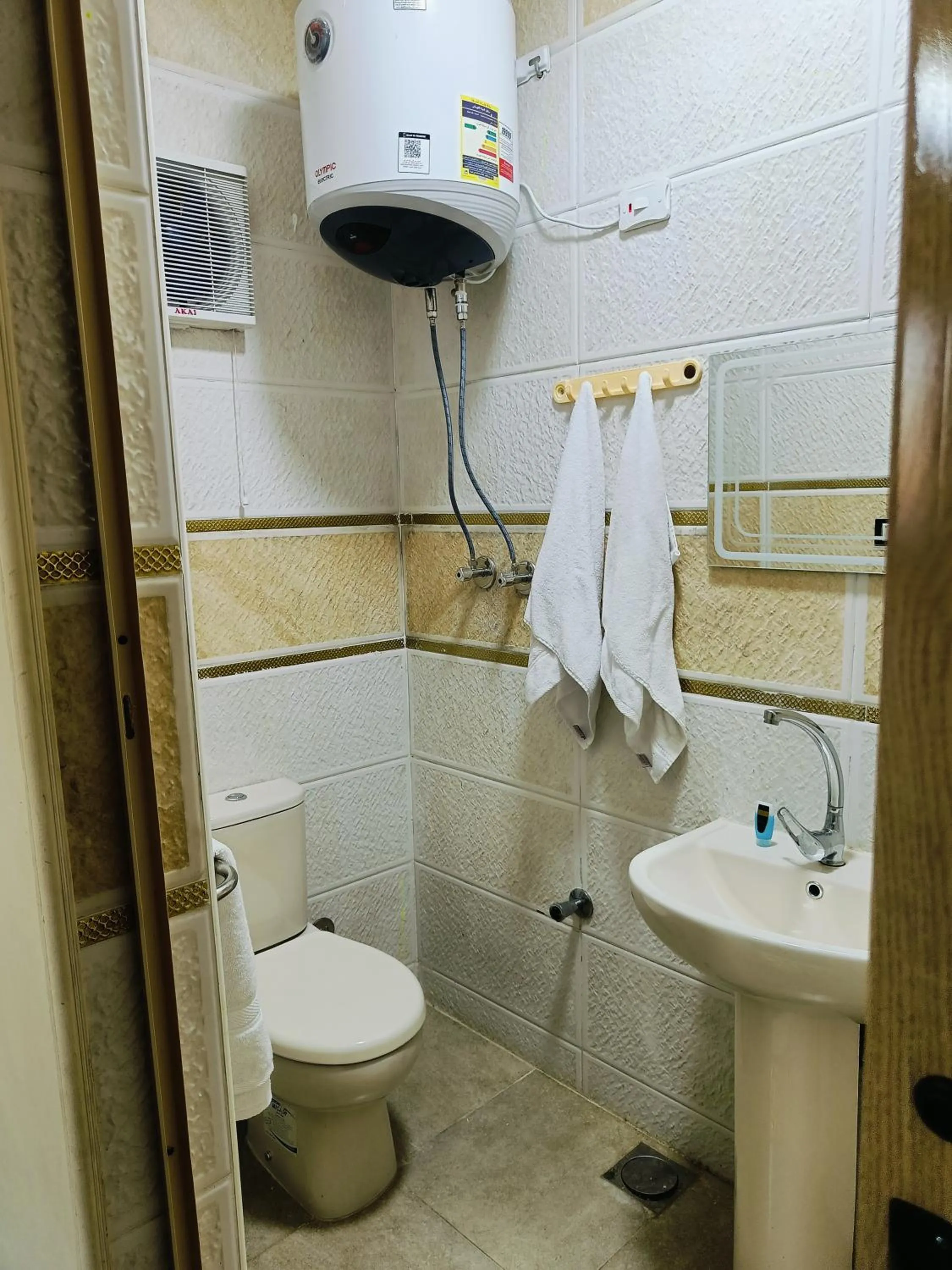 Shower in Sneferu Pyramids inn - Full Pyramids View