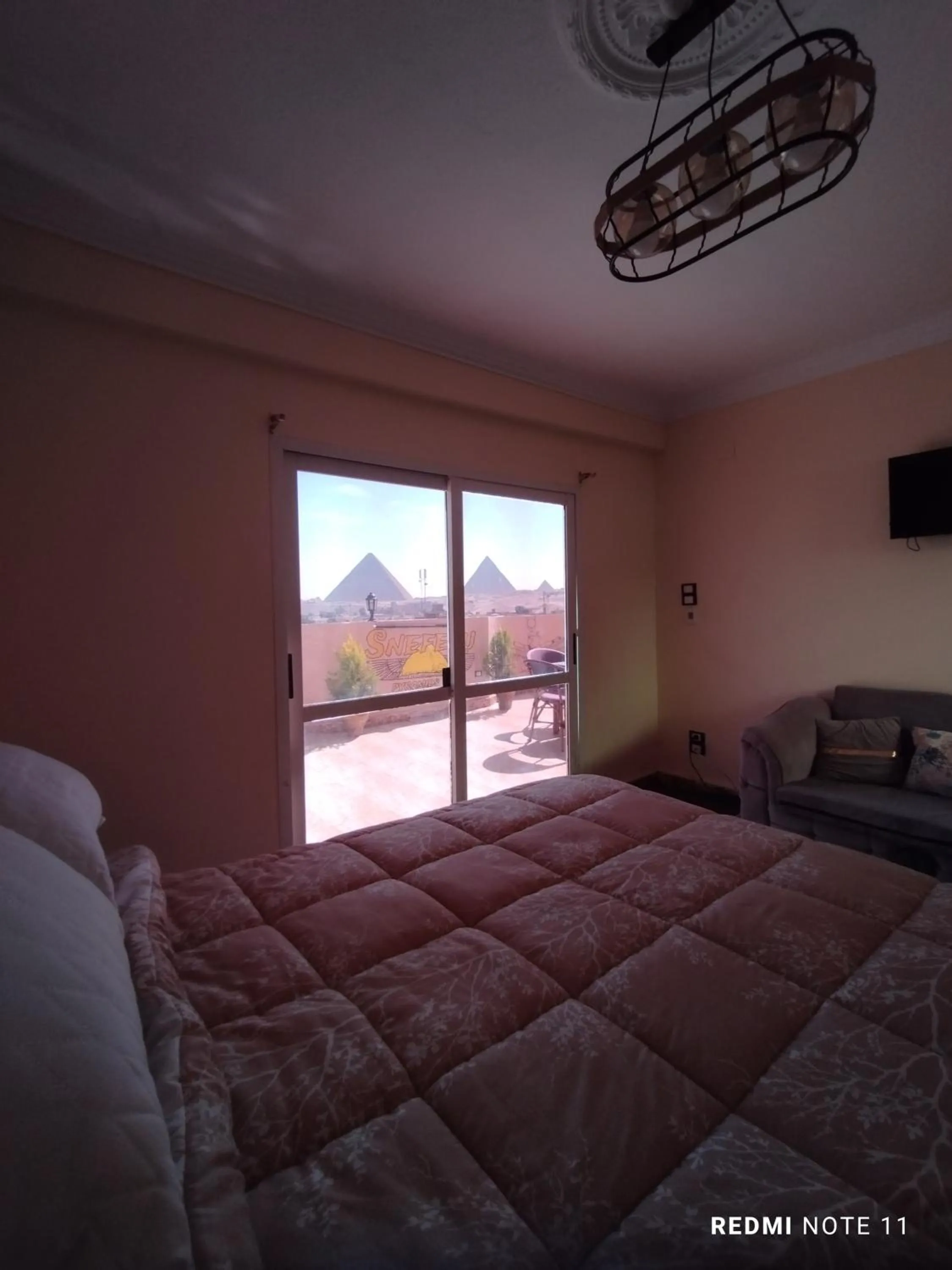 Communal lounge/ TV room in Sneferu Pyramids inn - Full Pyramids View