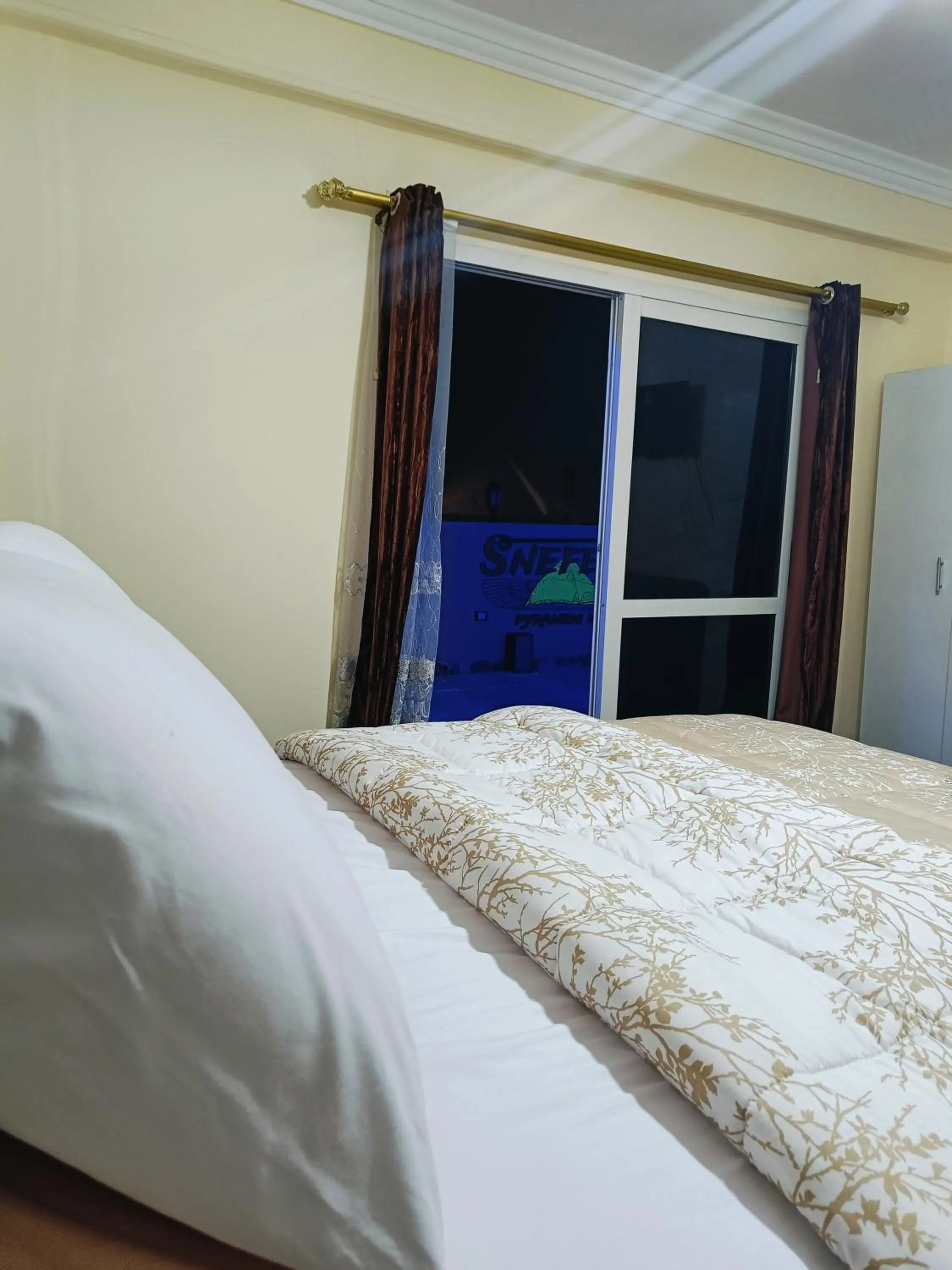 Bed in Sneferu Pyramids inn - Full Pyramids View