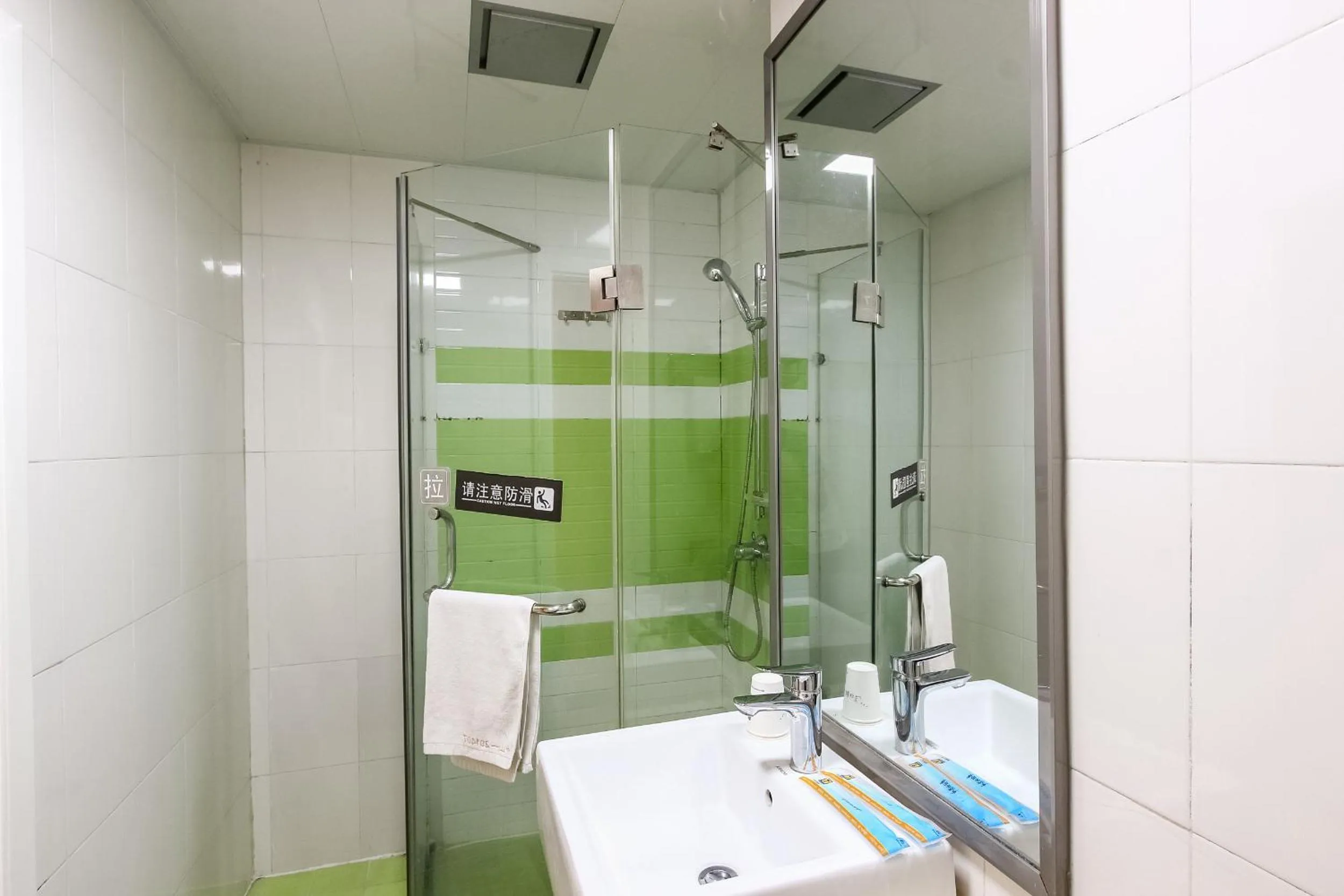 Bathroom in 7 Days Inn Guangzhou Zhongshan 1st Overpass Branch