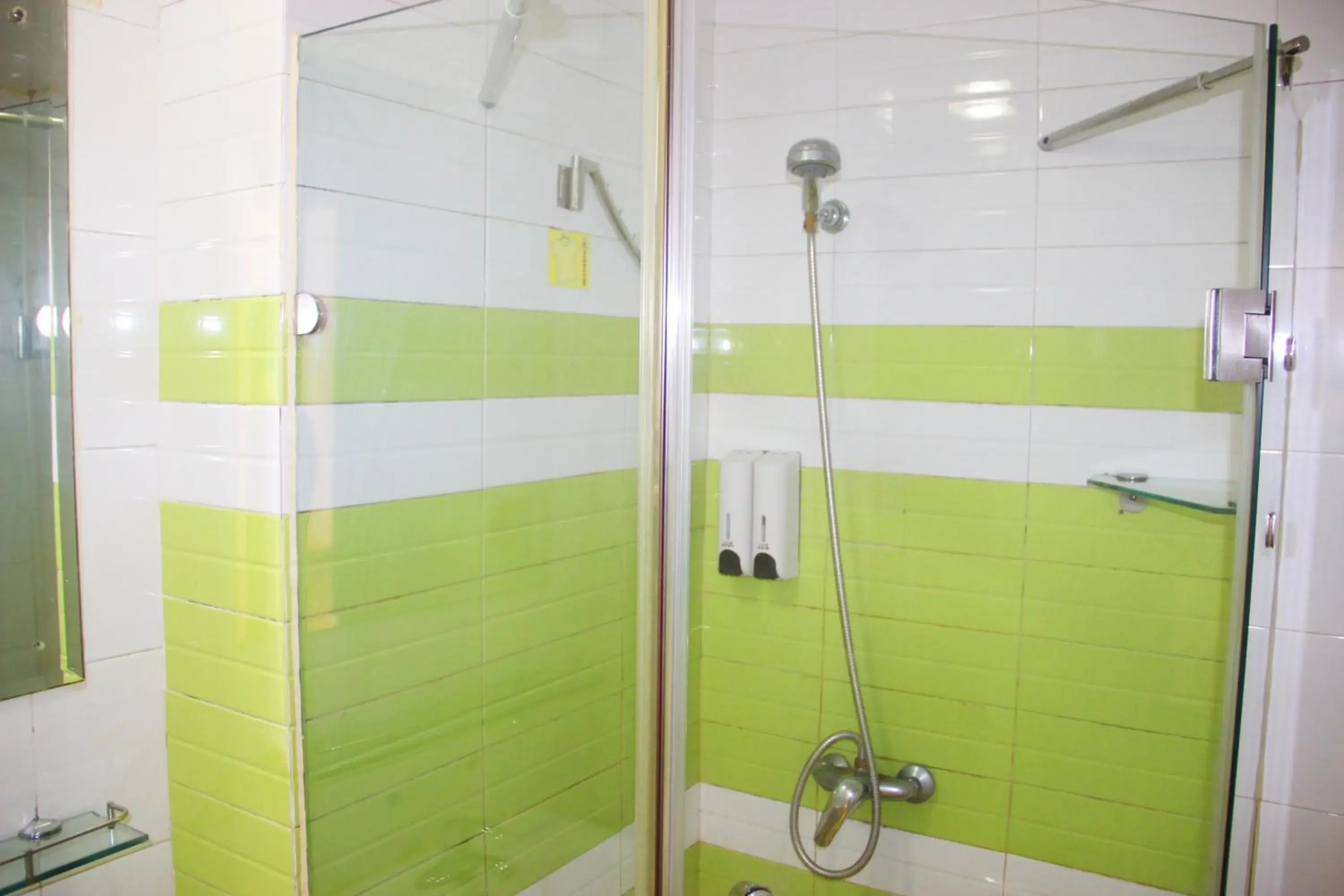 Bathroom in 7 Days Inn Guangzhou Zhongshan 1st Overpass Branch