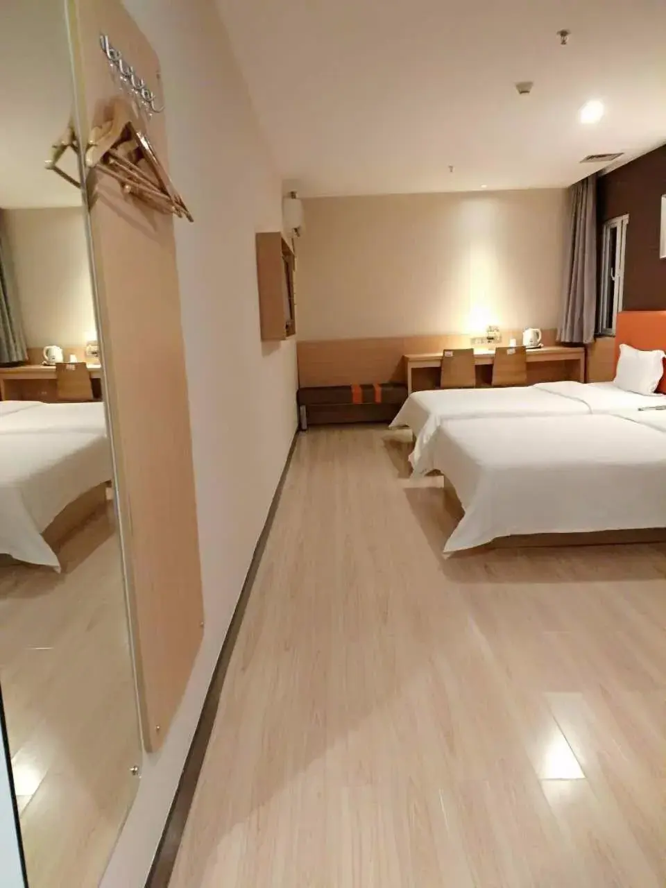 Bed in 7 Days Inn Guangzhou Zhongshan 1st Overpass Branch