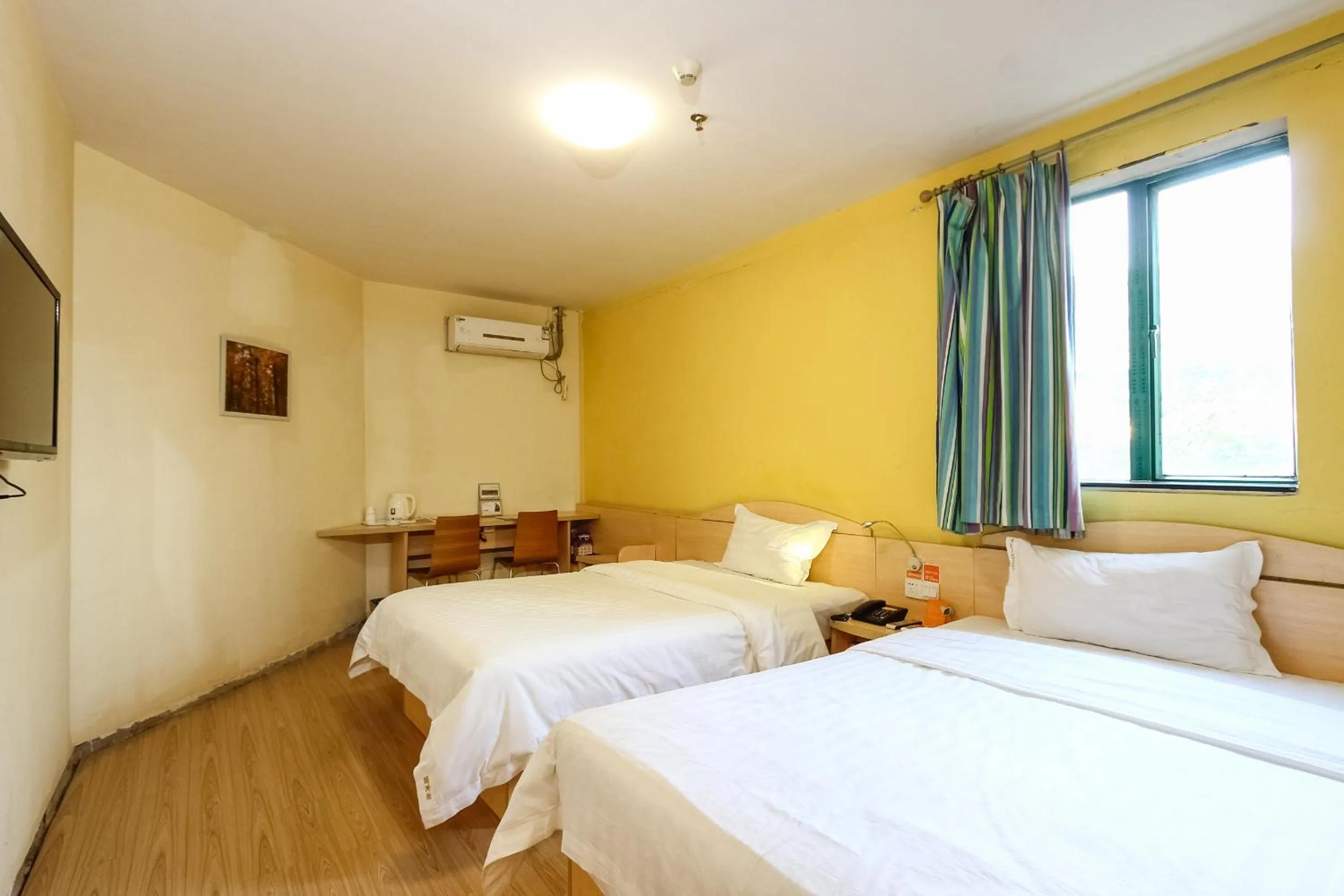 Photo of the whole room in 7 Days Inn Guangzhou Zhongshan 1st Overpass Branch