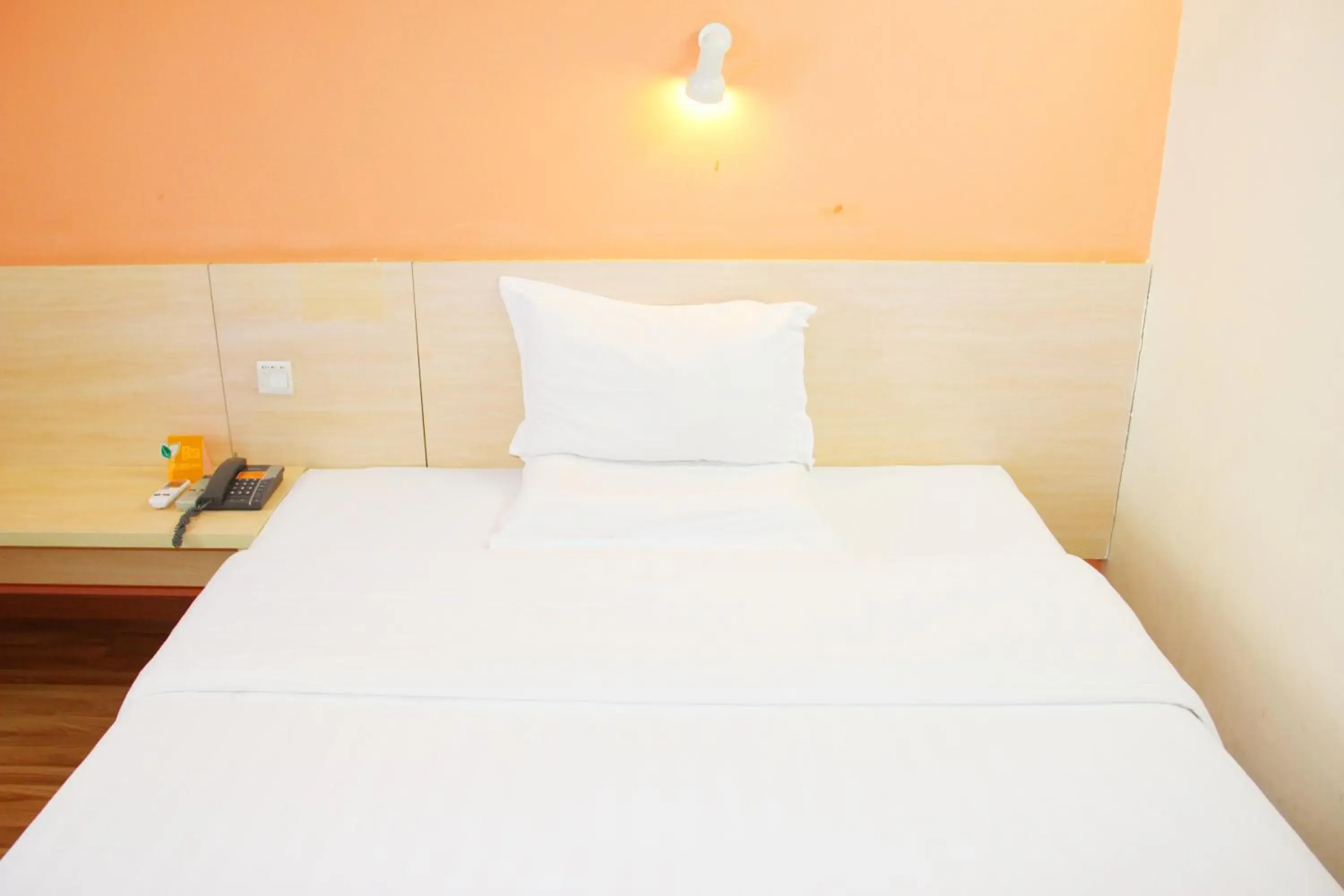 Bedroom, Bed in 7 Days Inn Guangzhou Zhongshan 1st Overpass Branch