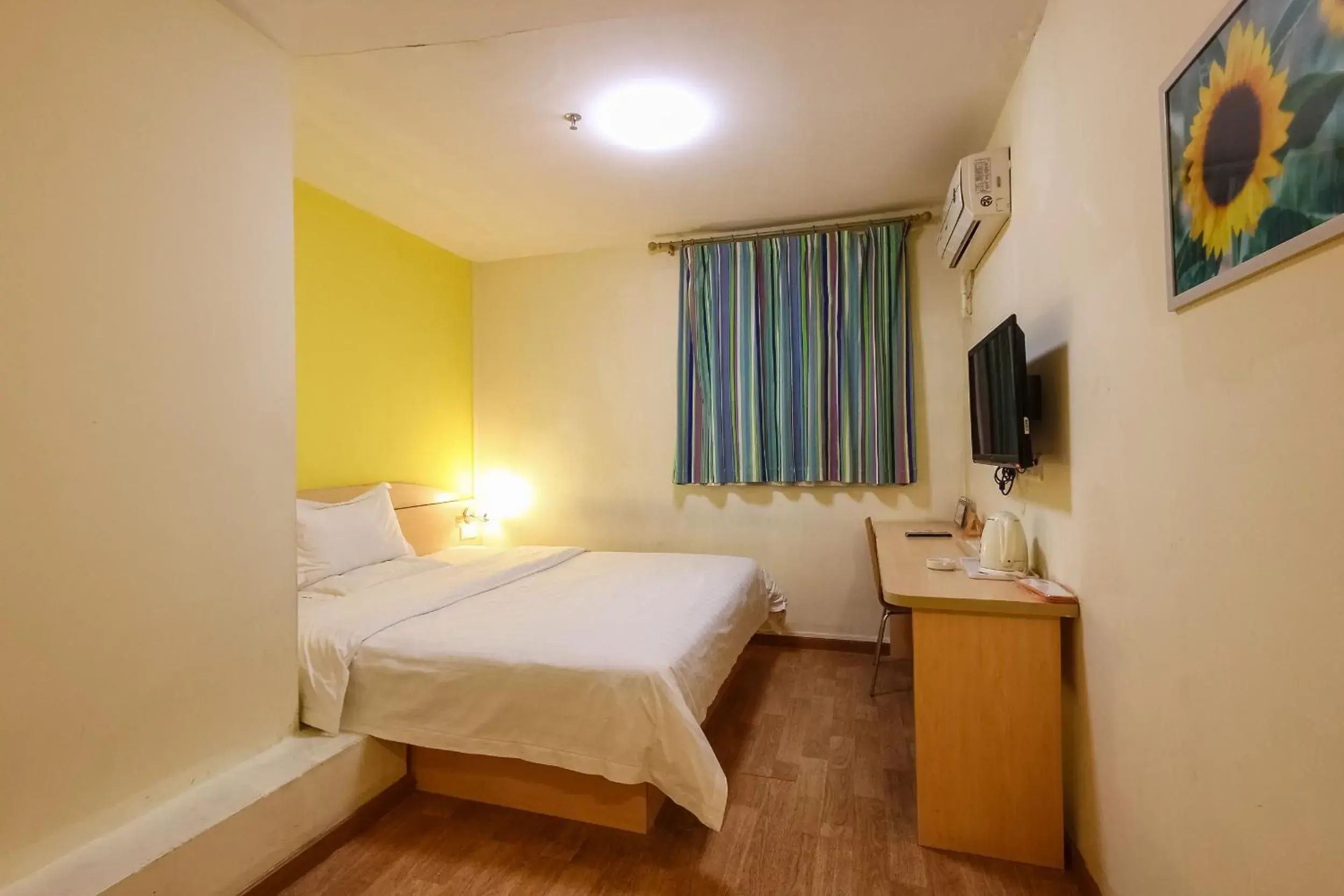 Photo of the whole room, Bed in 7 Days Inn Guangzhou Zhongshan 1st Overpass Branch