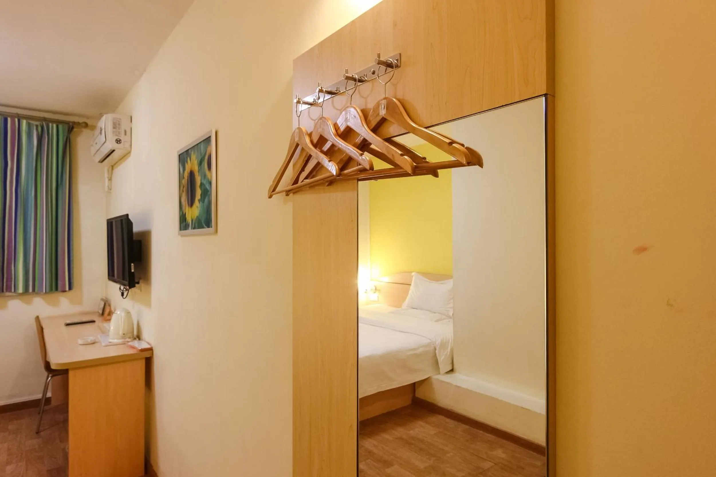 Bed in 7 Days Inn Guangzhou Zhongshan 1st Overpass Branch