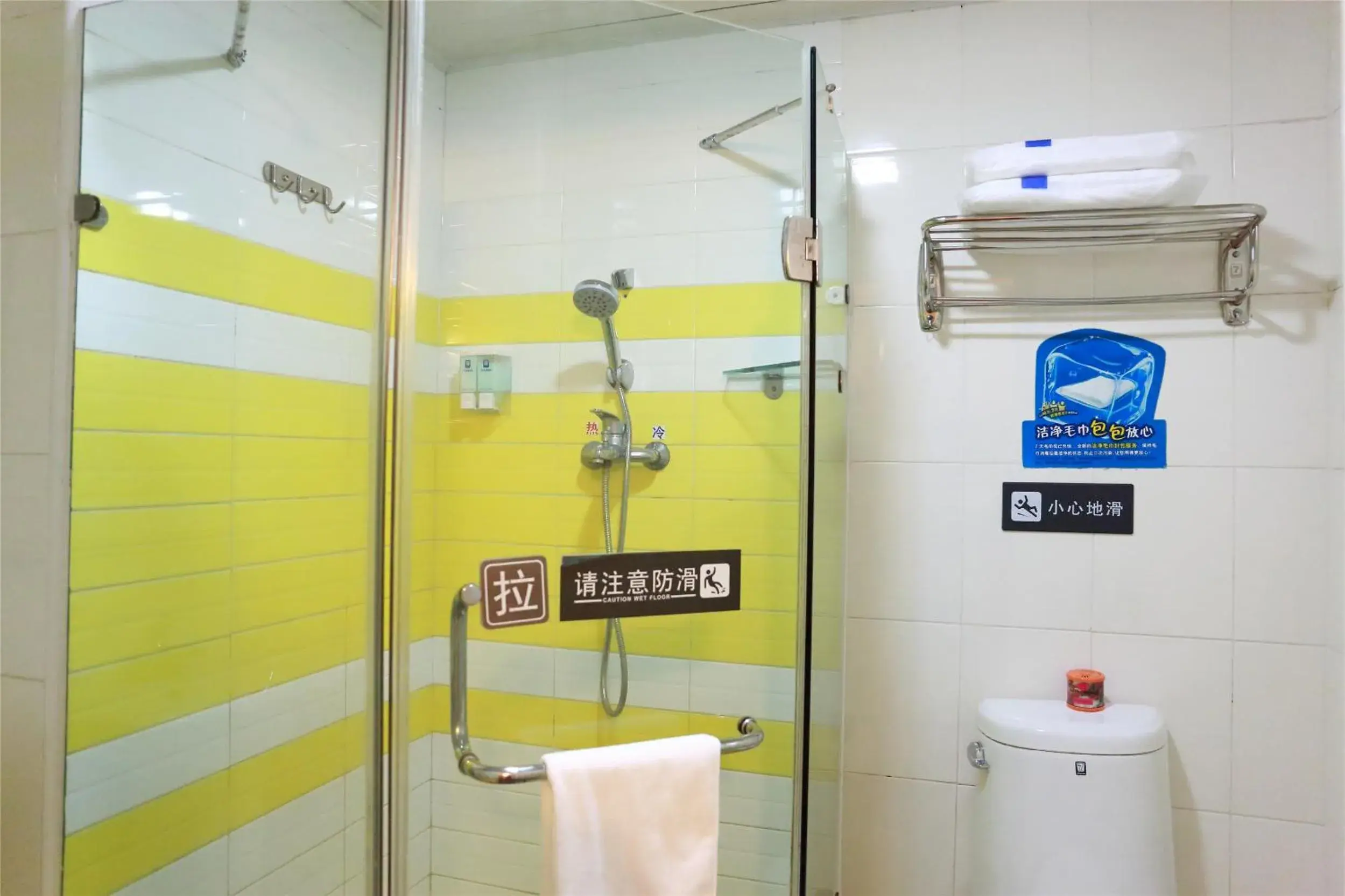 Bathroom in 7 Days Inn Guangzhou Zhongshan 1st Overpass Branch