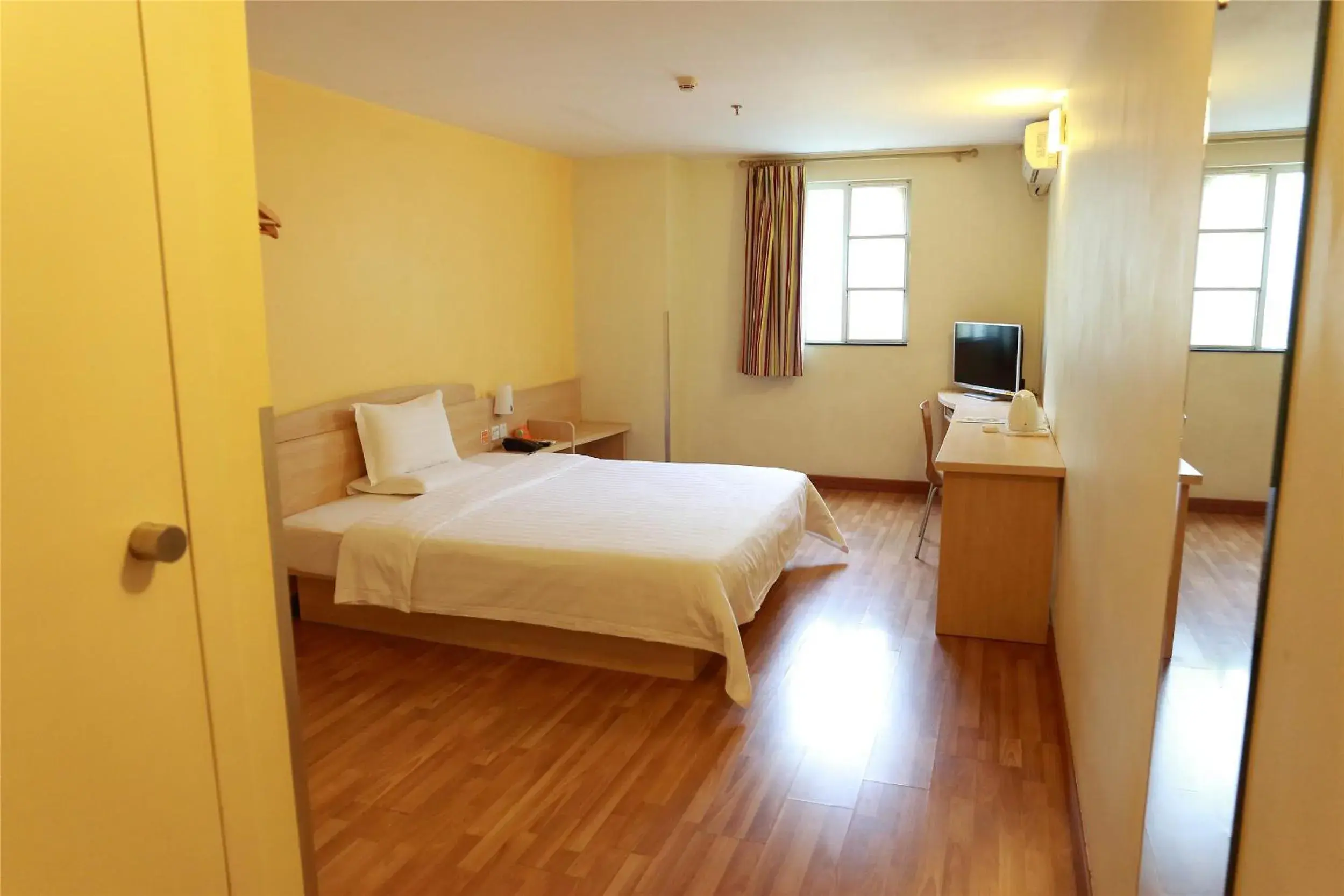 Photo of the whole room, Bed in 7 Days Inn Guangzhou Zhongshan 1st Overpass Branch