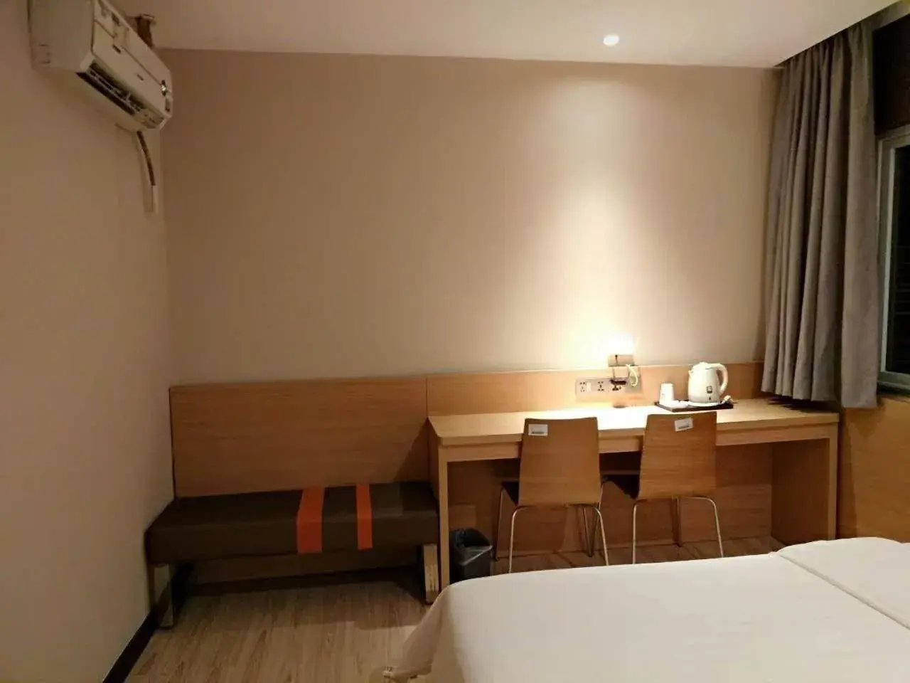 Bed in 7 Days Inn Guangzhou Zhongshan 1st Overpass Branch