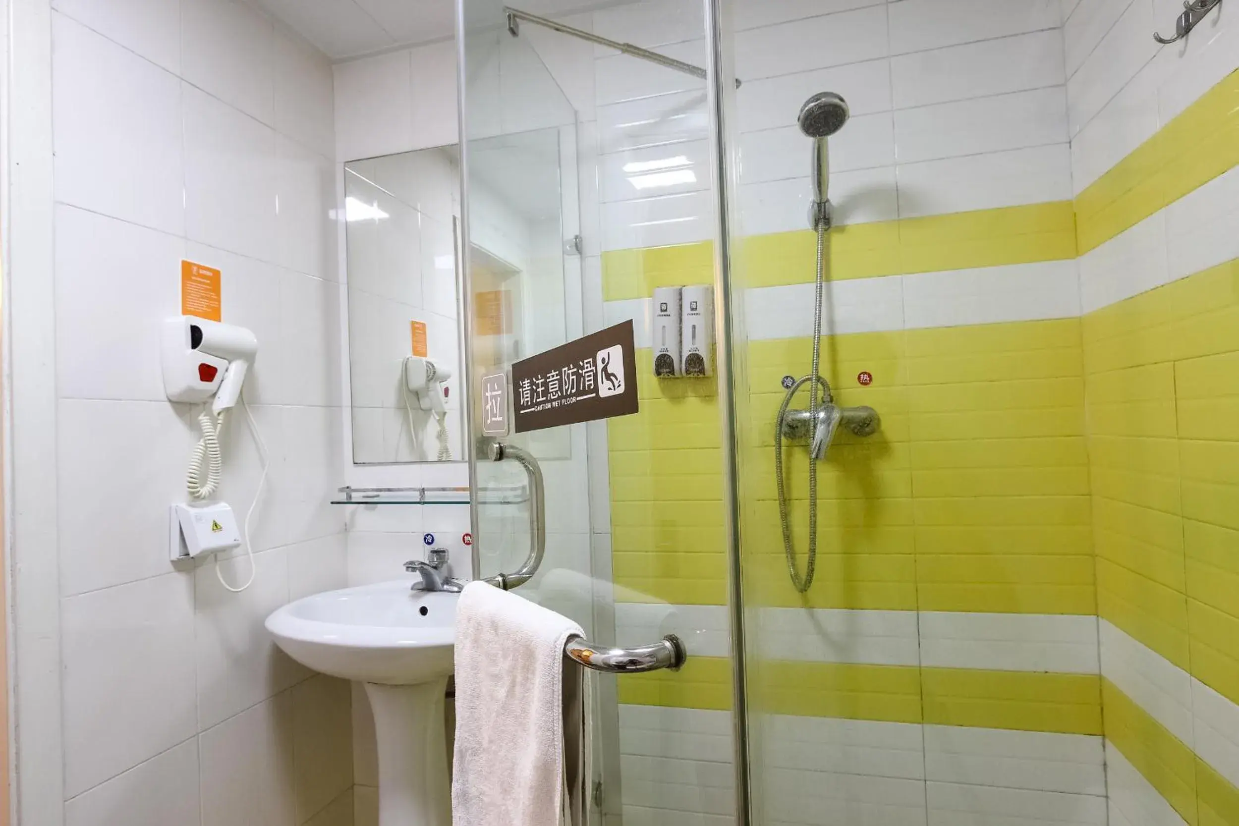 Shower, Bathroom in 7 Days Inn Guangzhou Zhongshan 1st Overpass Branch