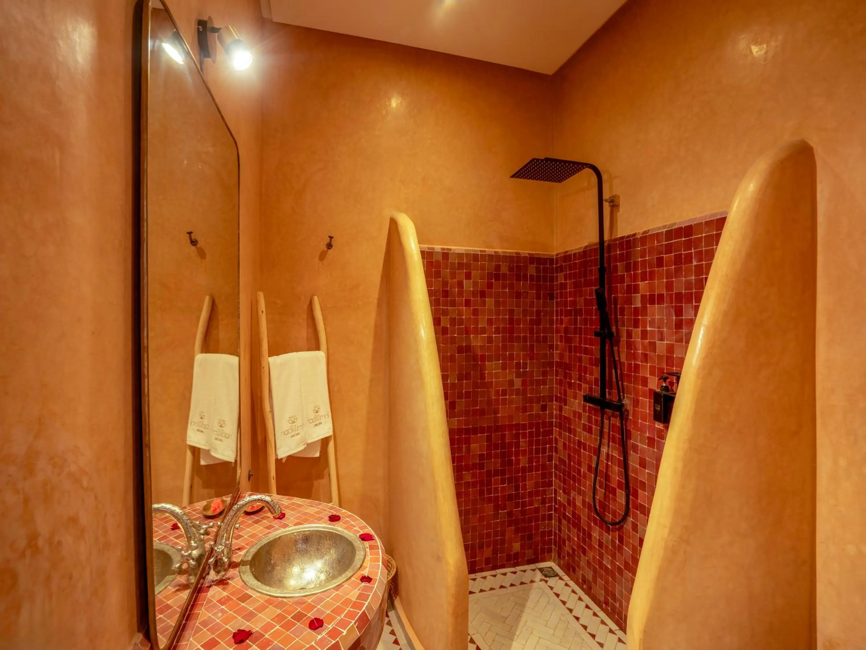 Shower, Bed in Kilimini Riad & SPA