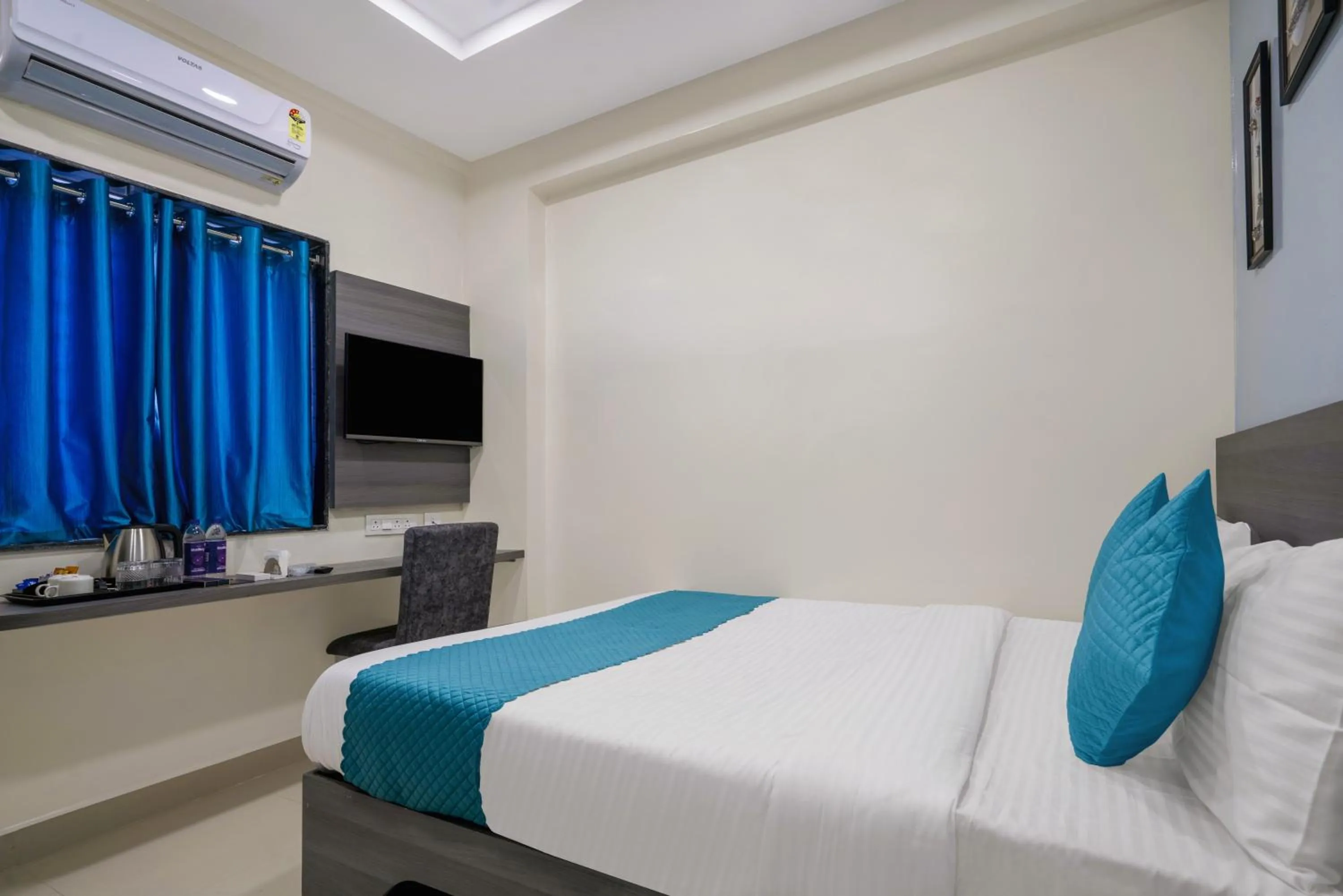 Bedroom, Bed in The Balcony Suites