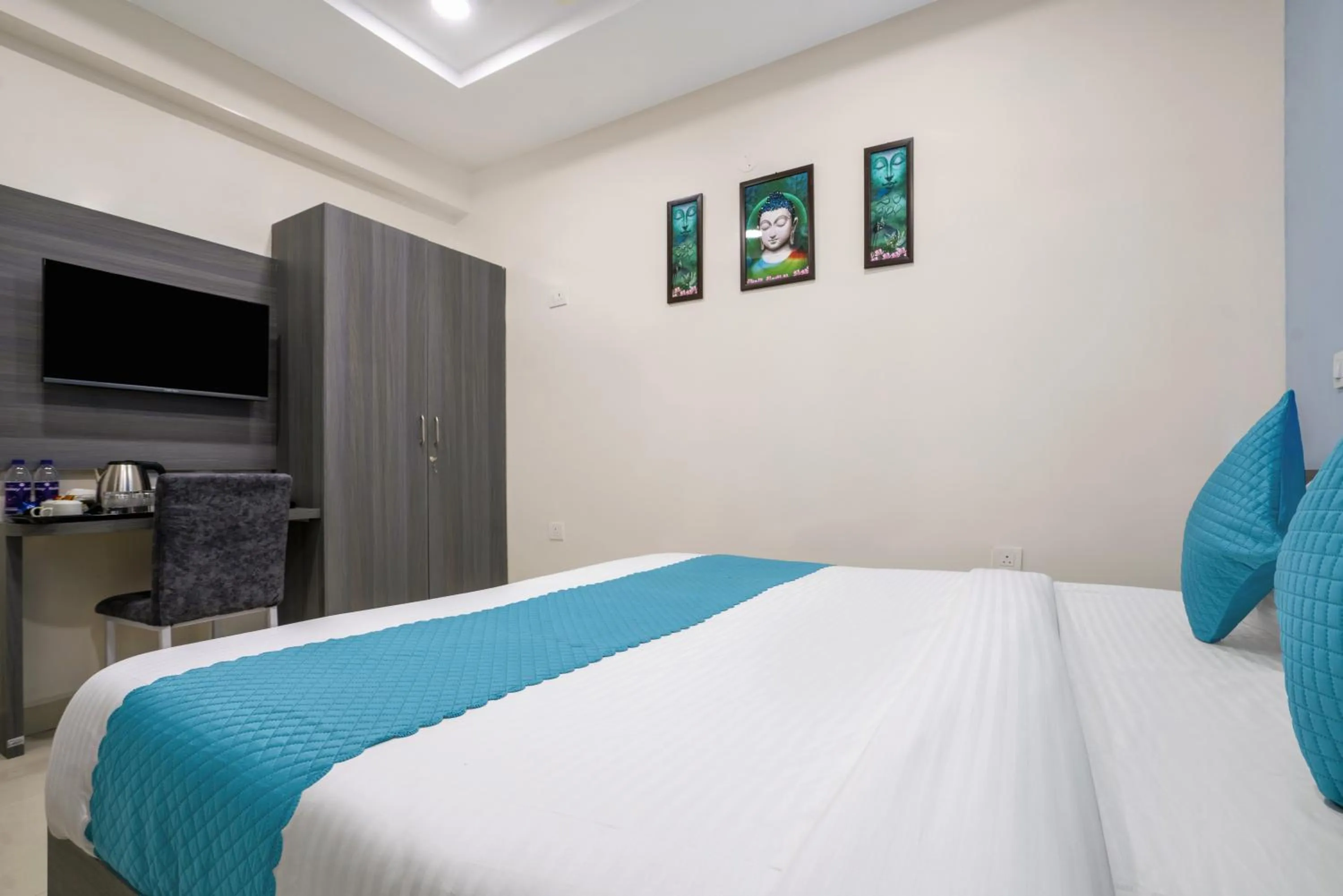 Bedroom, Bed in The Balcony Suites