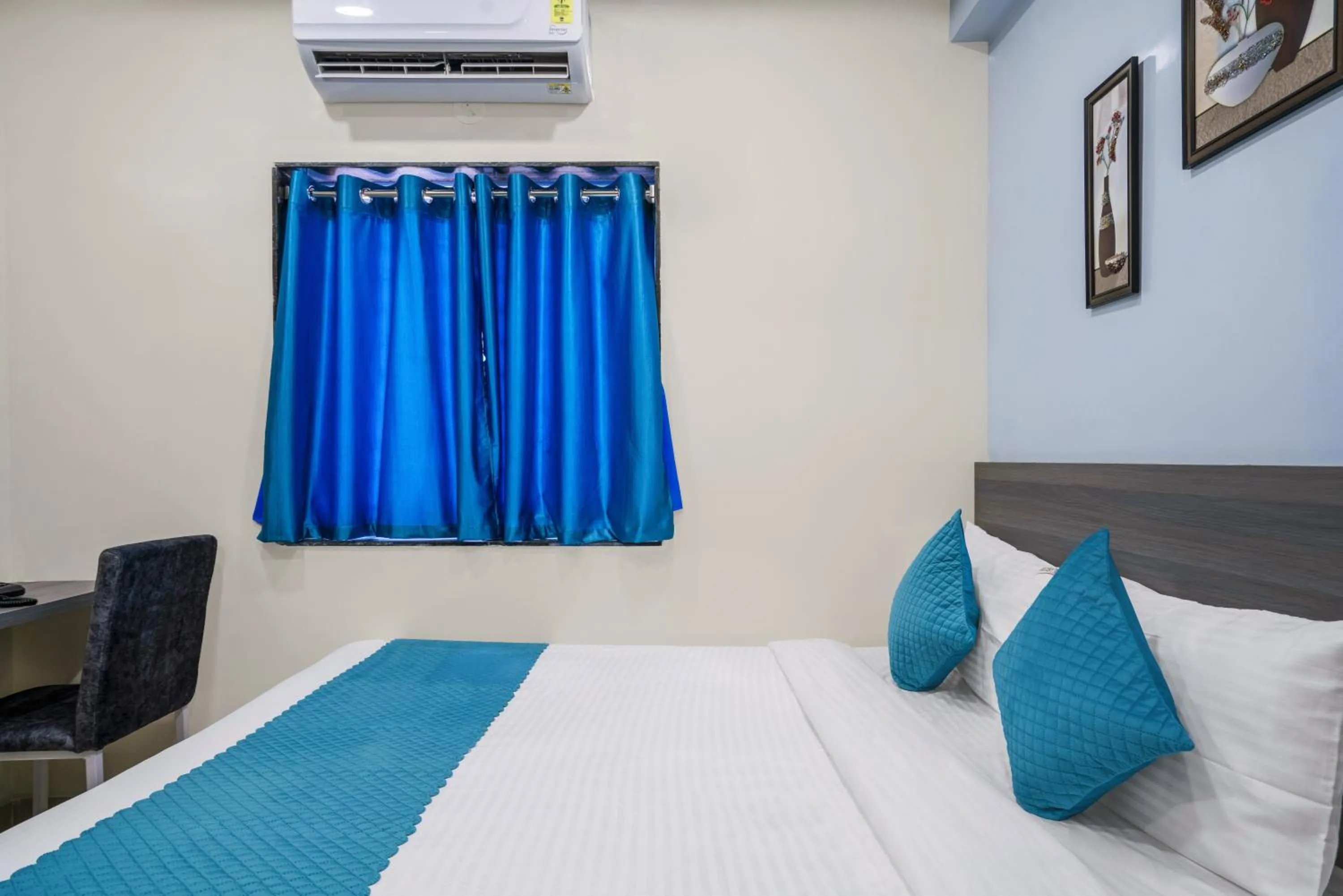 Bedroom, Bed in The Balcony Suites