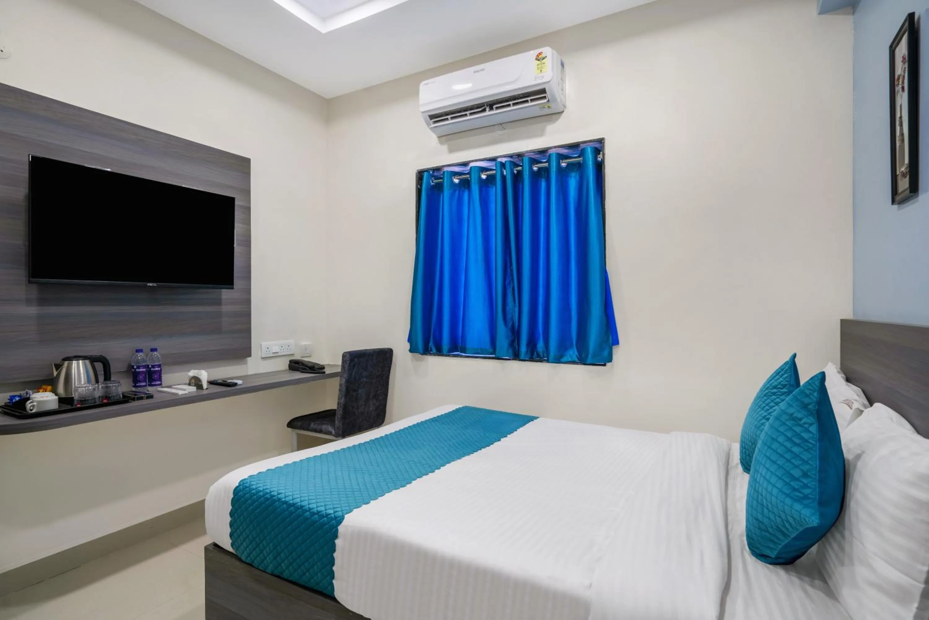 Bedroom, Bed in The Balcony Suites