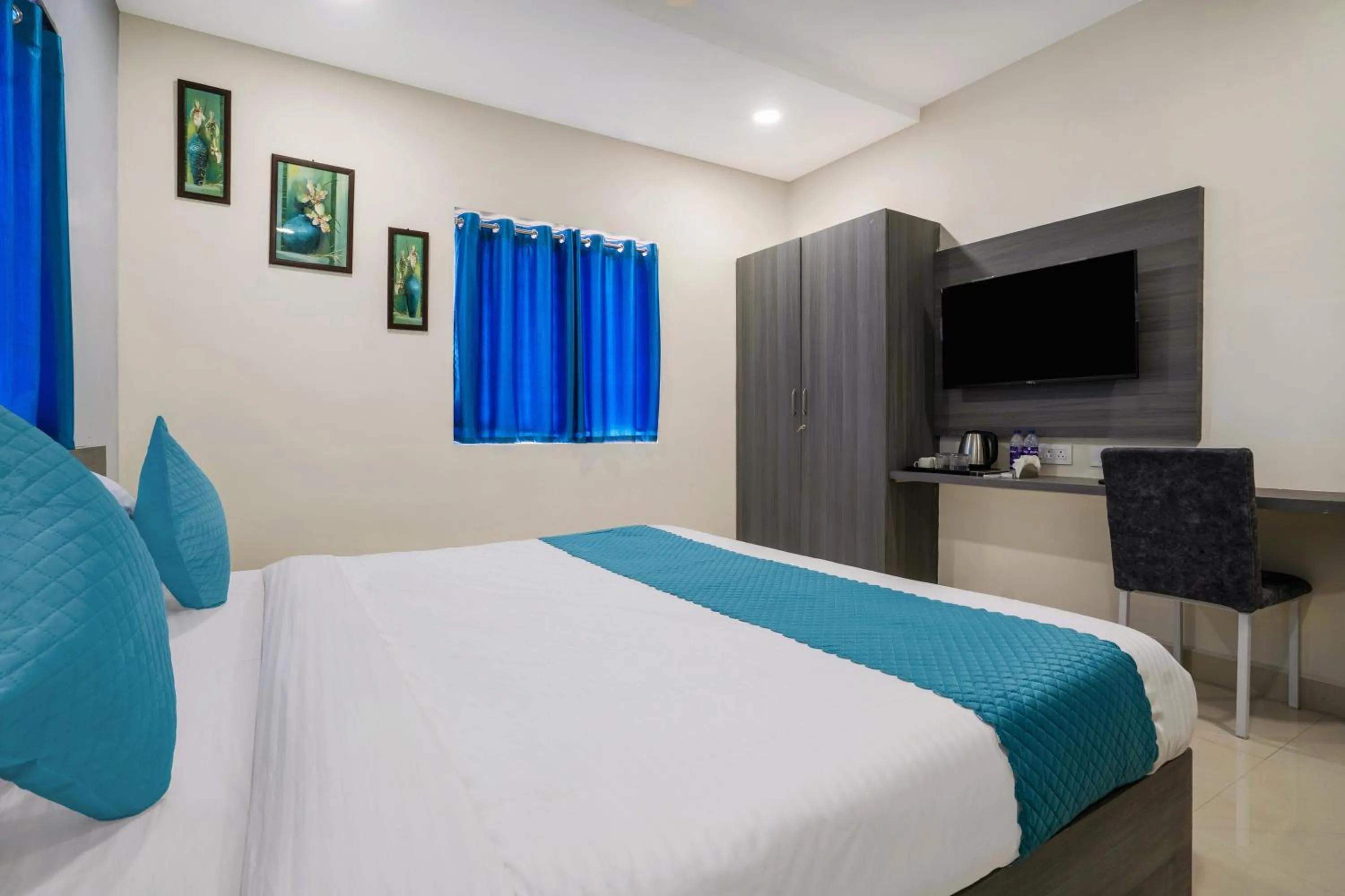 Bedroom, Bed in The Balcony Suites