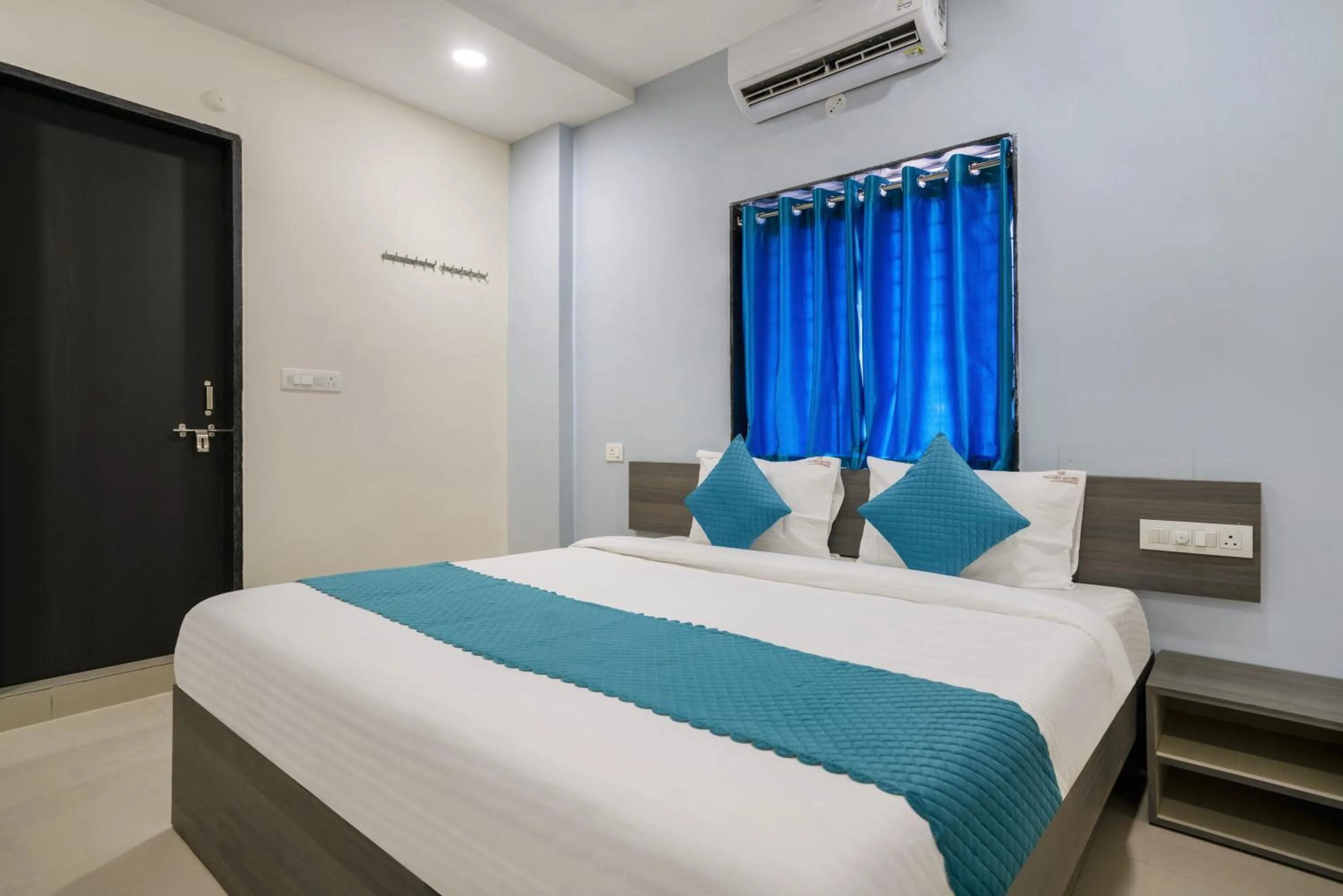 Bedroom, Bed in The Balcony Suites