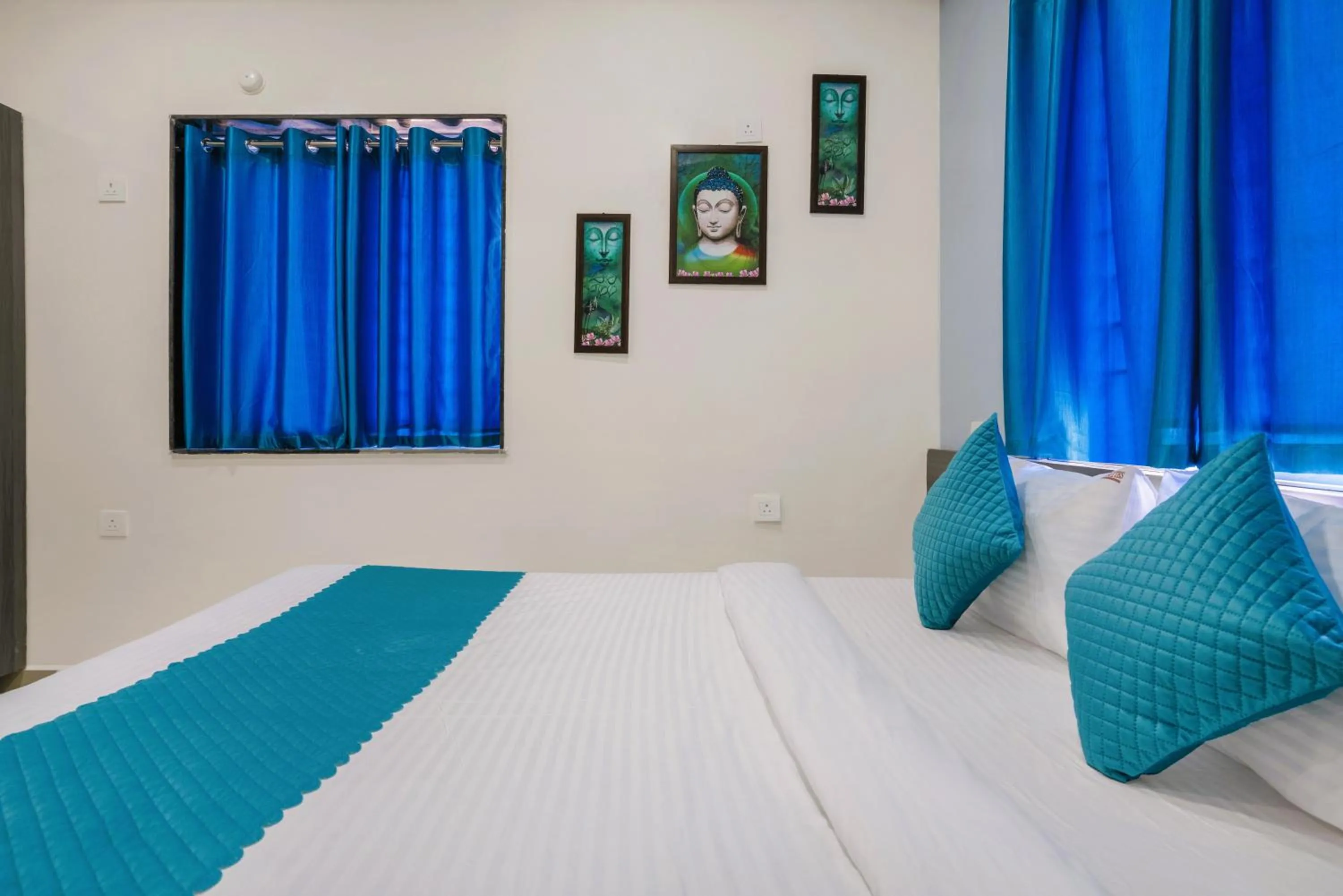 Bedroom, Bed in The Balcony Suites