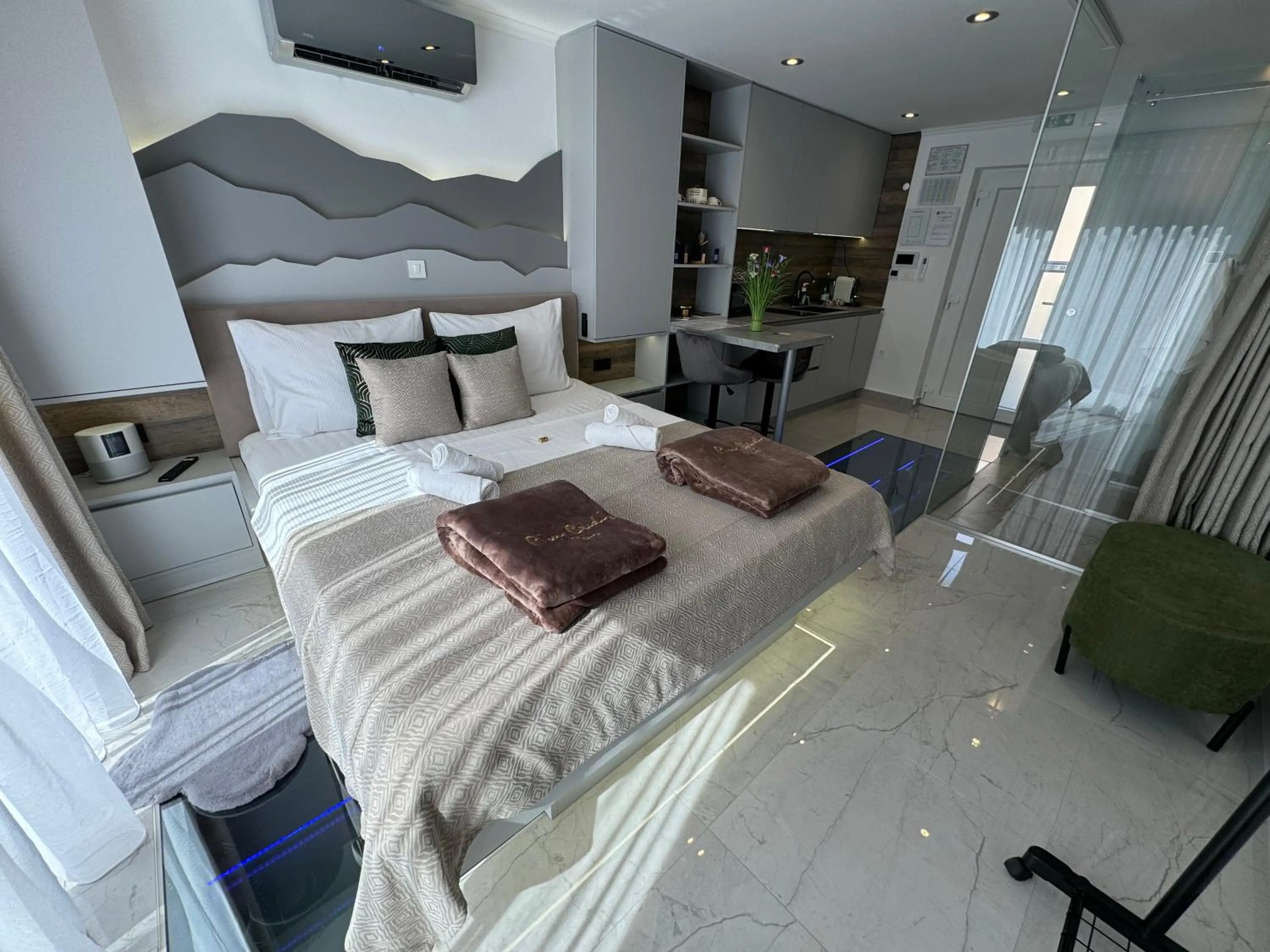 Bed in La Luna Petite Suite Deluxe Apartment with Pool & Jacuzzi, Bikes and Covered Parking