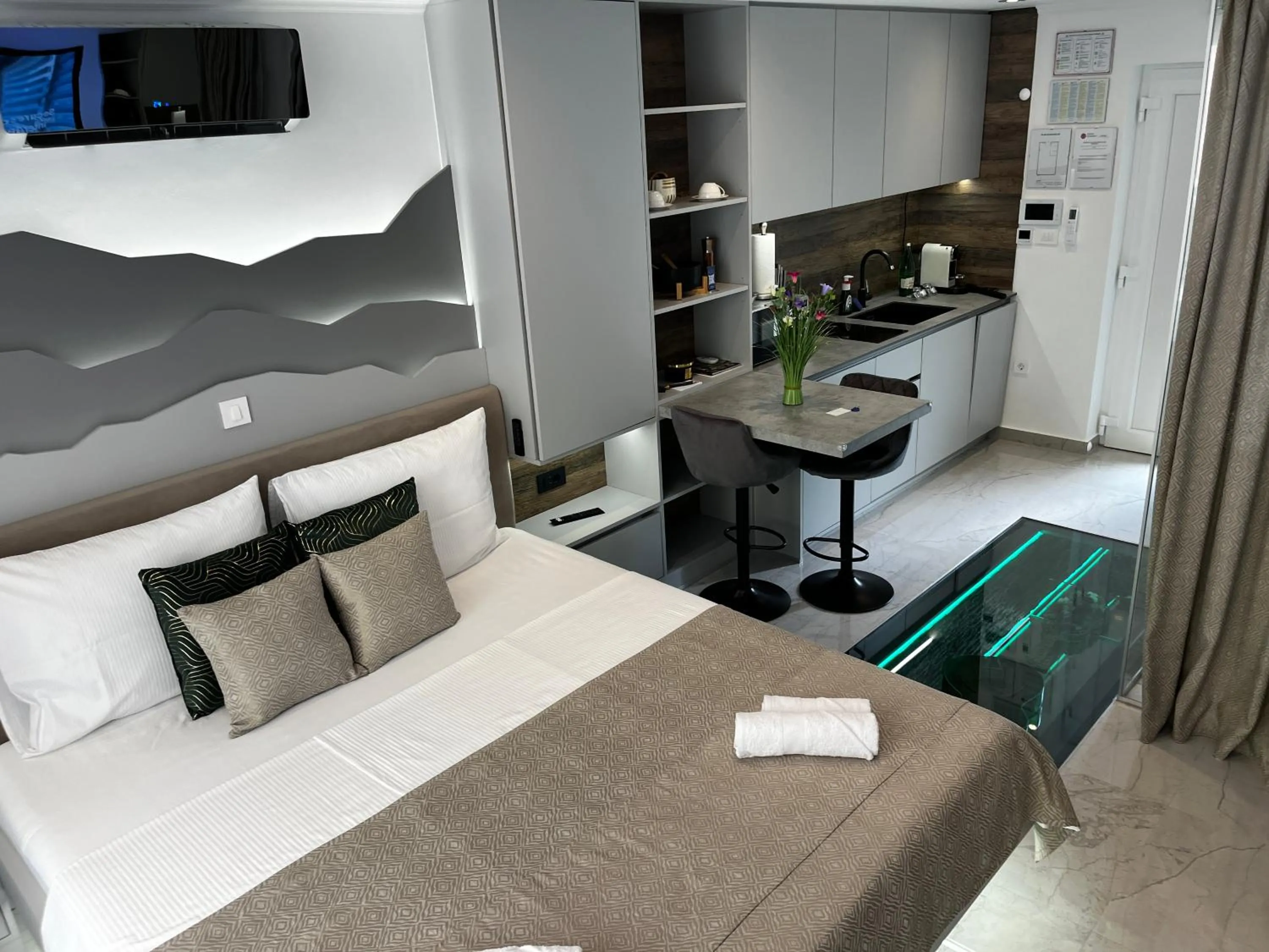 Bed in La Luna Petite Suite Deluxe Apartment with Pool & Jacuzzi, Bikes and Covered Parking