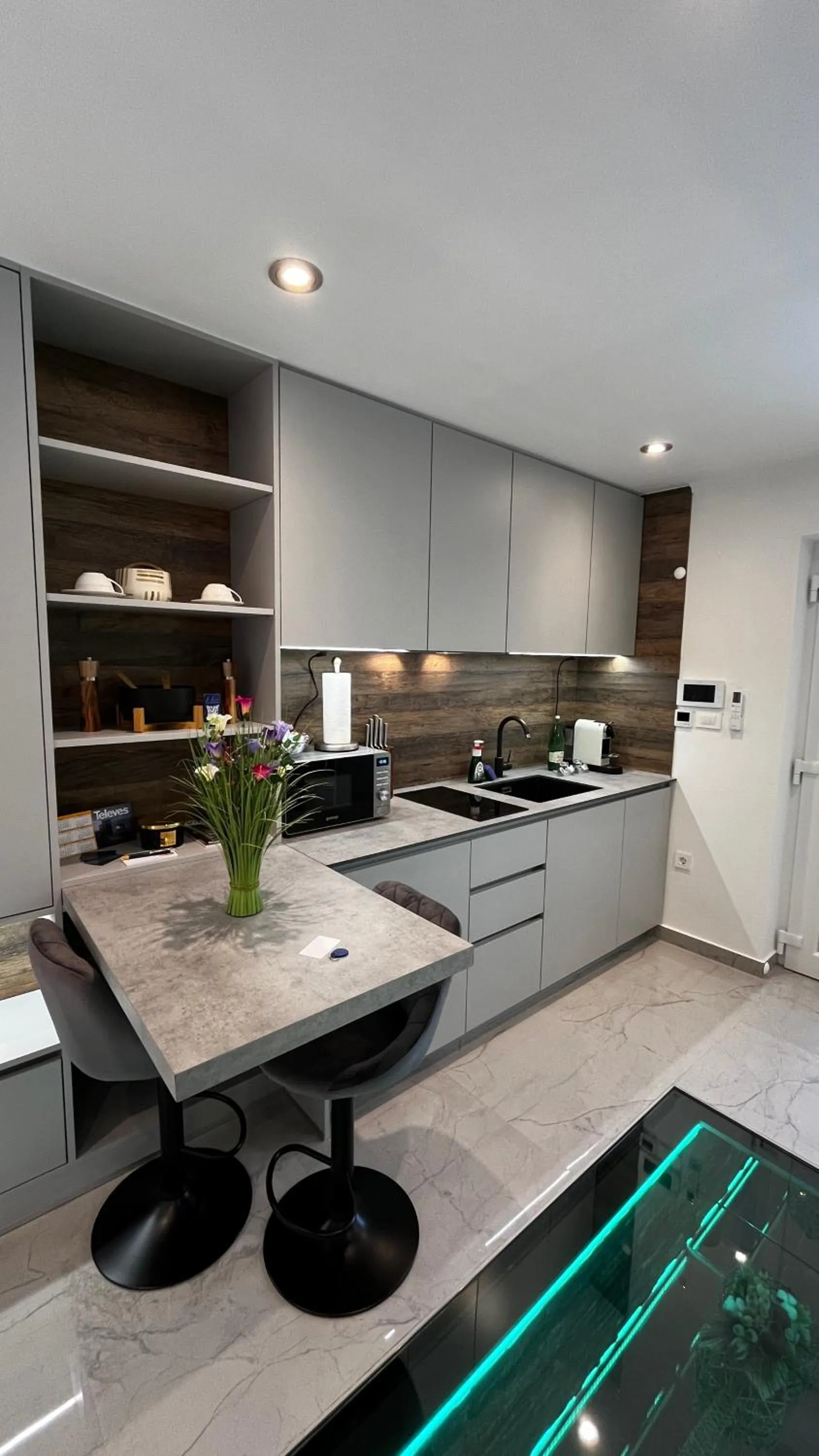 La Luna Petite Suite Deluxe Apartment with Pool & Jacuzzi, Bikes and Covered Parking